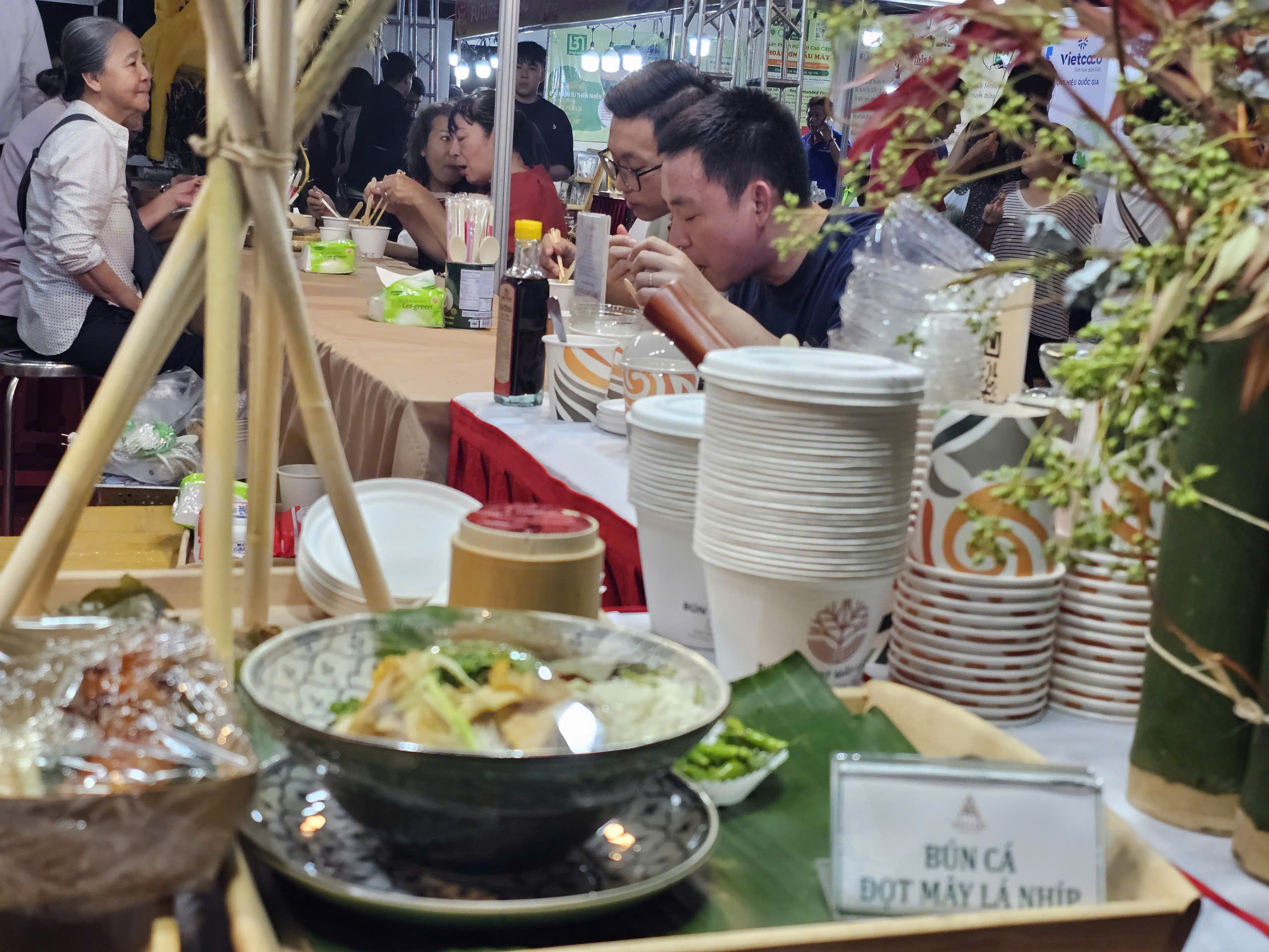 Les habitants de Hô Chi Minh-Ville affluent pour déguster de délicieux mets au Festival de la farine de riz - Photo 3. Người dân TP HCM nườm nượp thưởng thức món ngon tại Ngày hội sợi gạo - Ảnh 3.