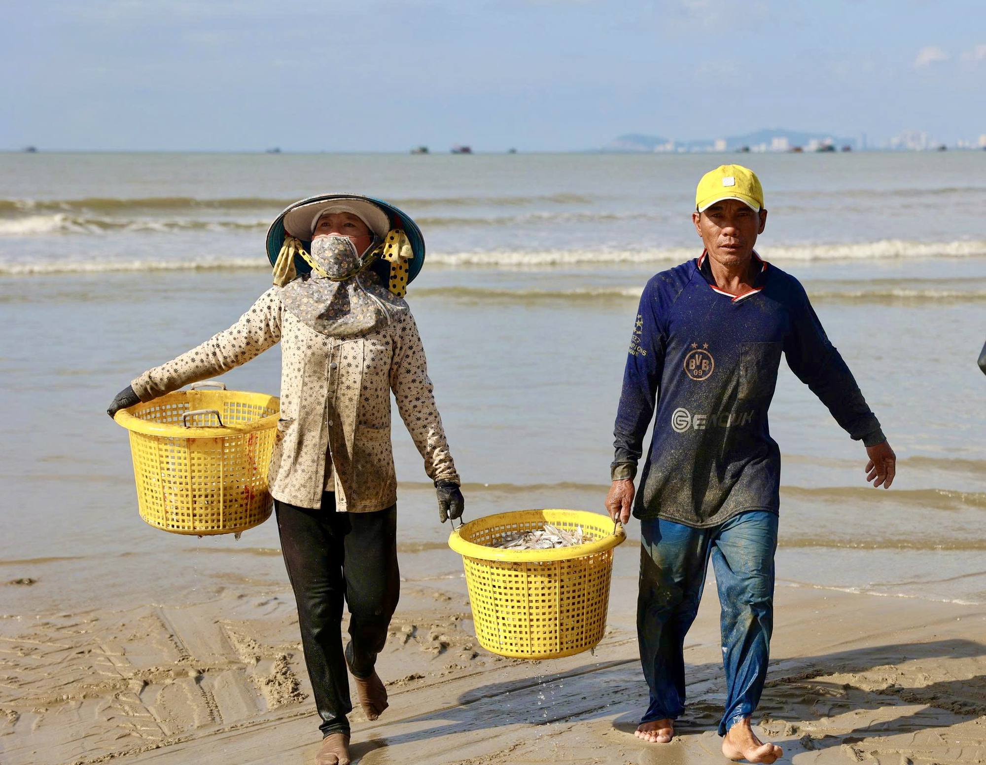 Ngư dân TP HCM trúng "lộc trời" mùa cá mai - Ảnh 6.