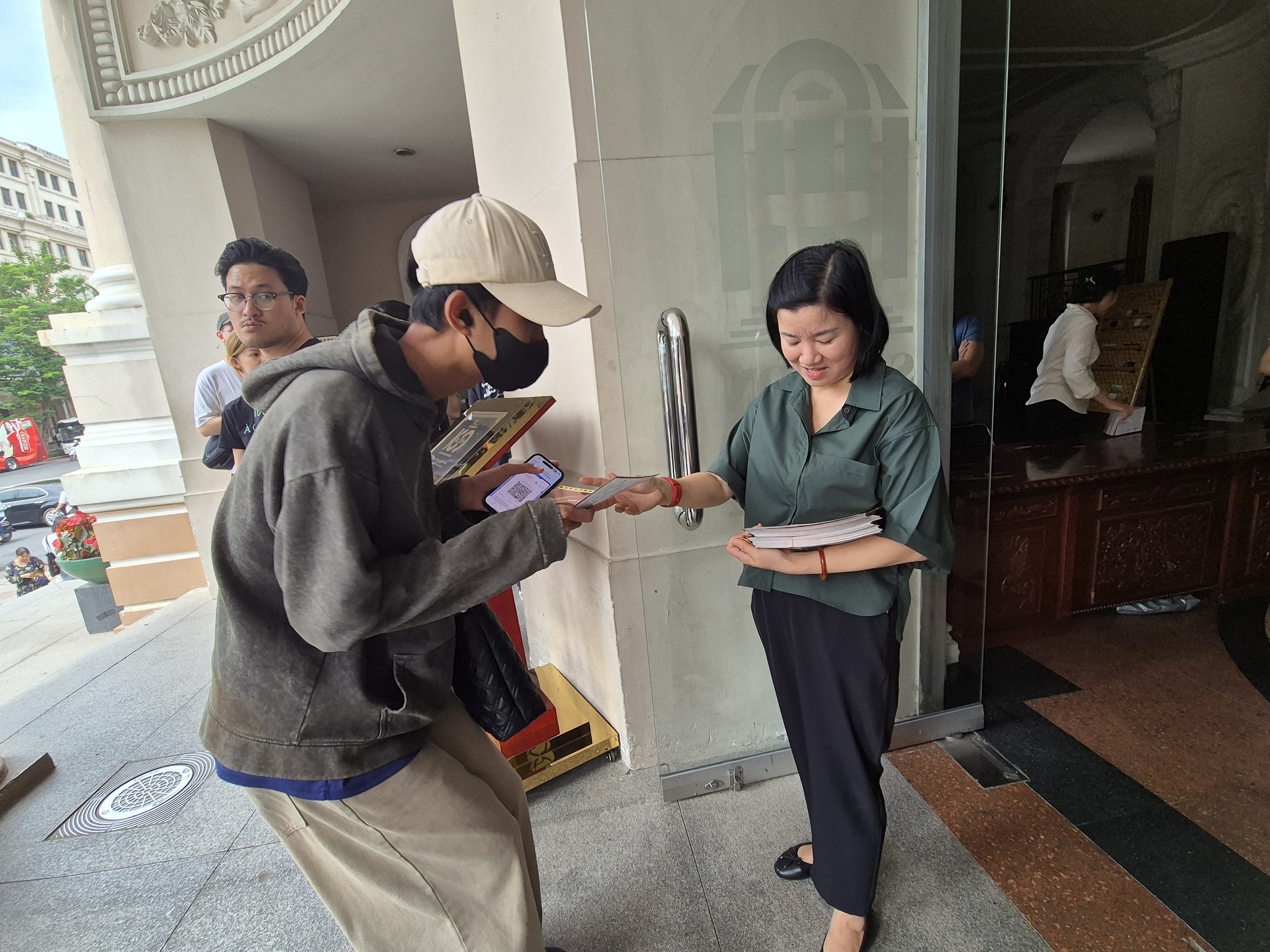 Đông khán giả trẻ nhận vé khai mạc LHP VN lần thứ XXIV - Ảnh 5.