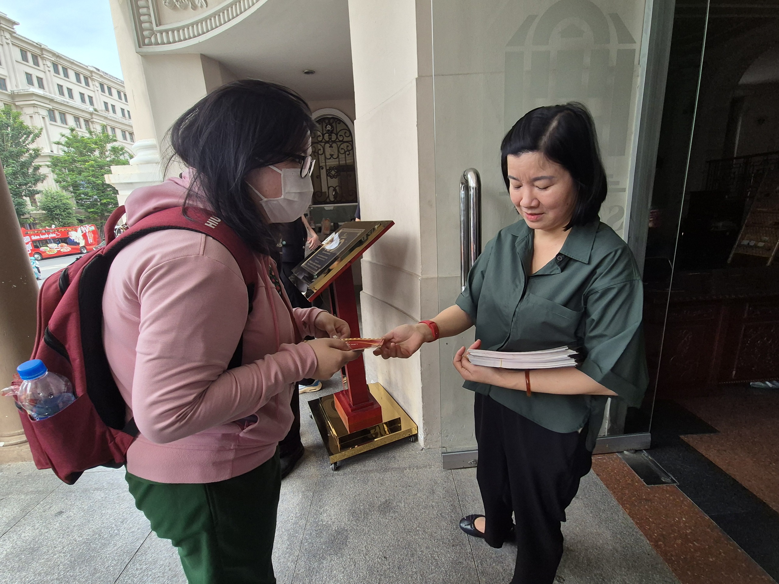 Đông khán giả trẻ nhận vé khai mạc LHP VN lần thứ XXIV - Ảnh 6.