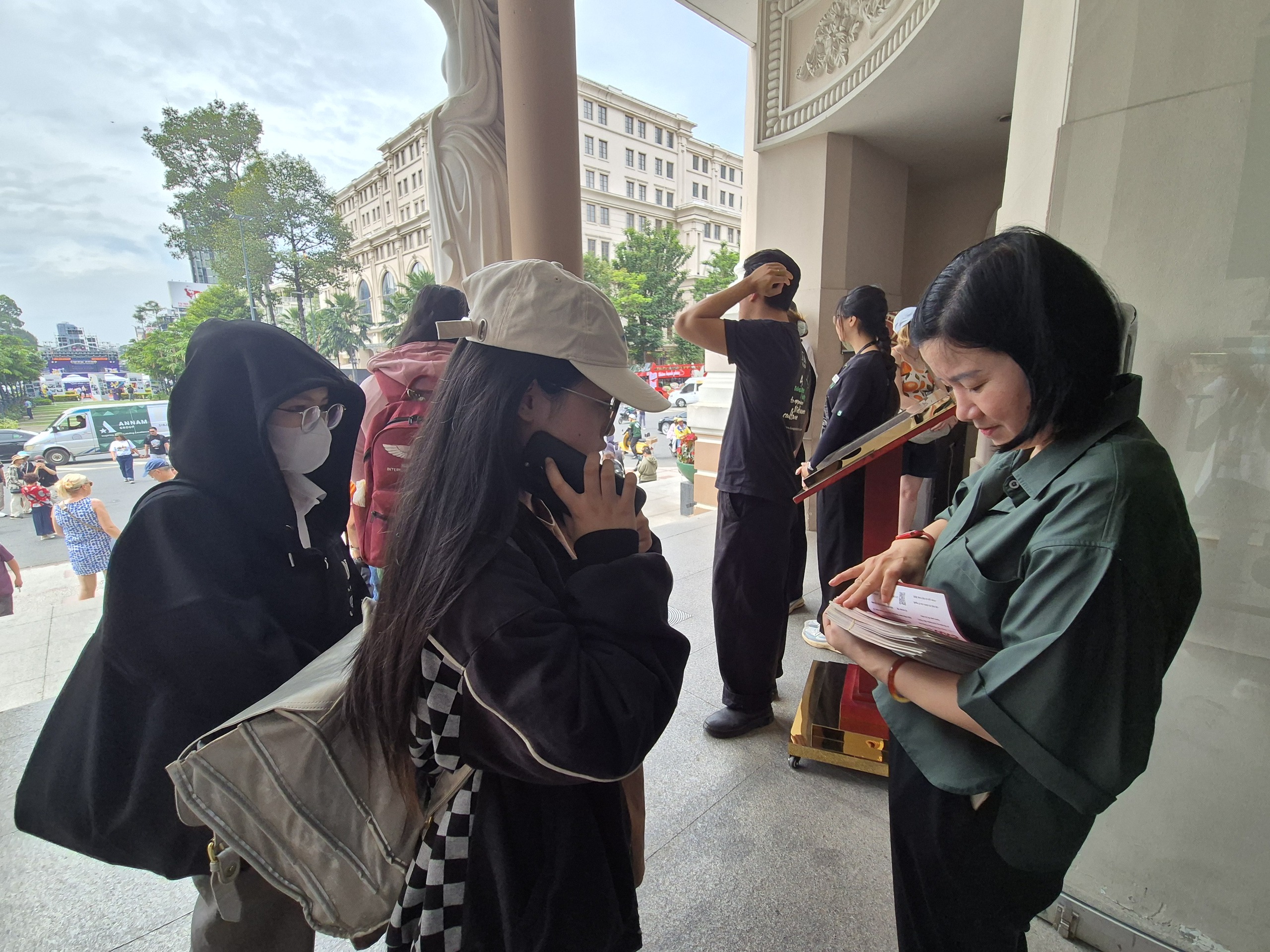 Đông khán giả trẻ nhận vé khai mạc LHP VN lần thứ XXIV - Ảnh 7.