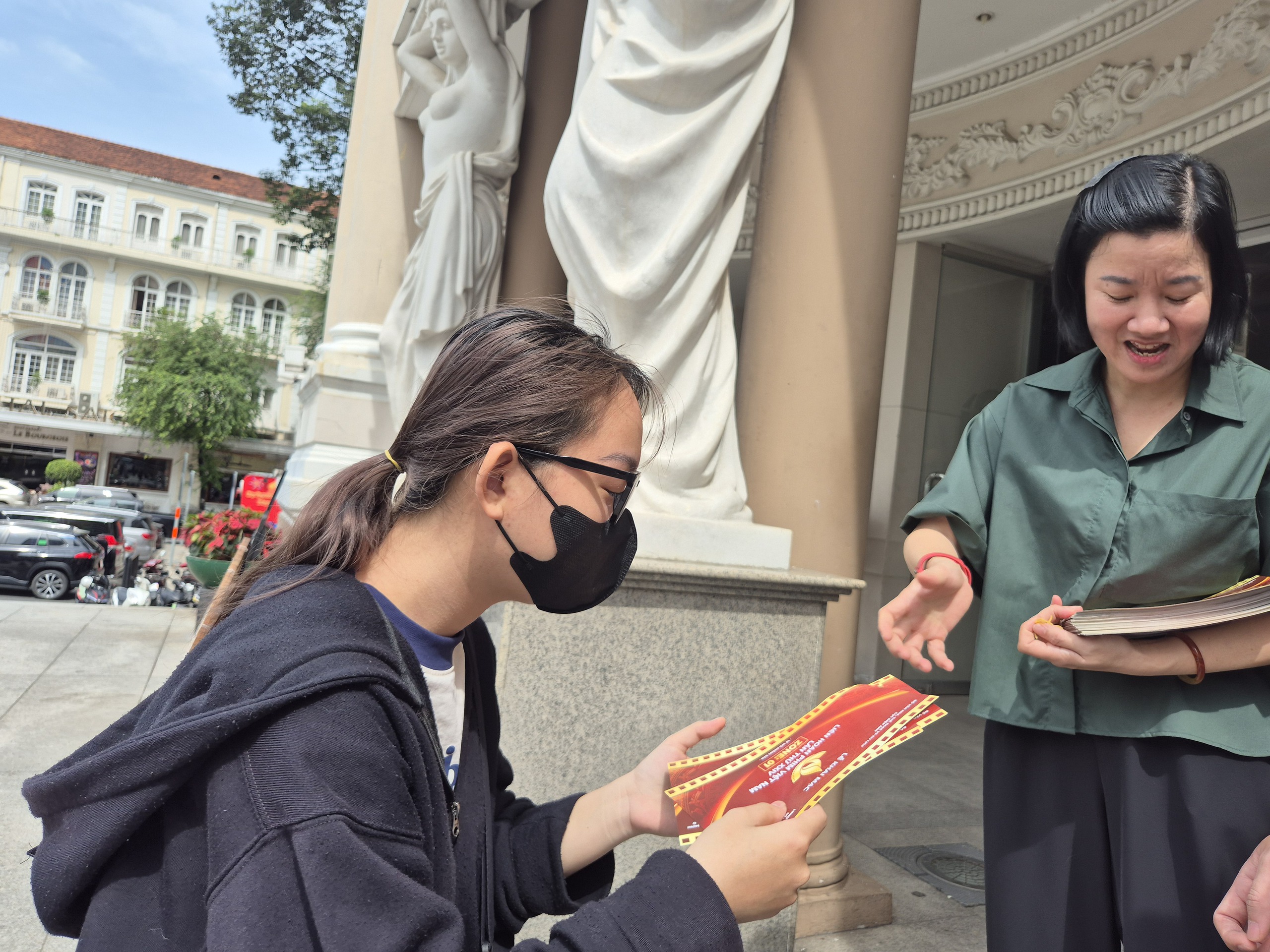 Đông khán giả trẻ nhận vé khai mạc LHP VN lần thứ XXIV - Ảnh 4.