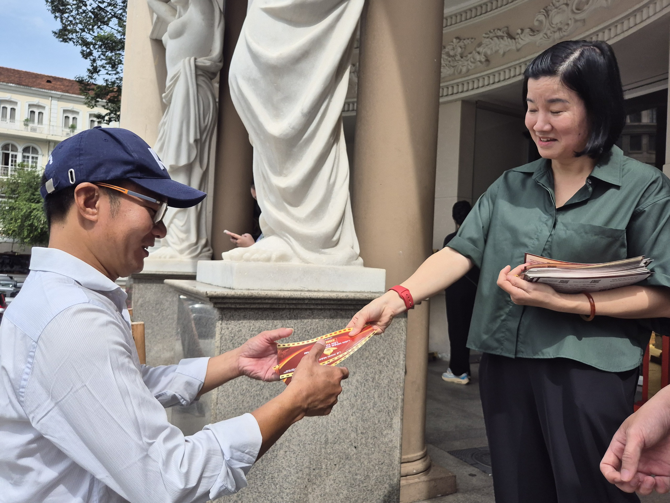 Đông khán giả trẻ nhận vé khai mạc LHP VN lần thứ XXIV - Ảnh 11.