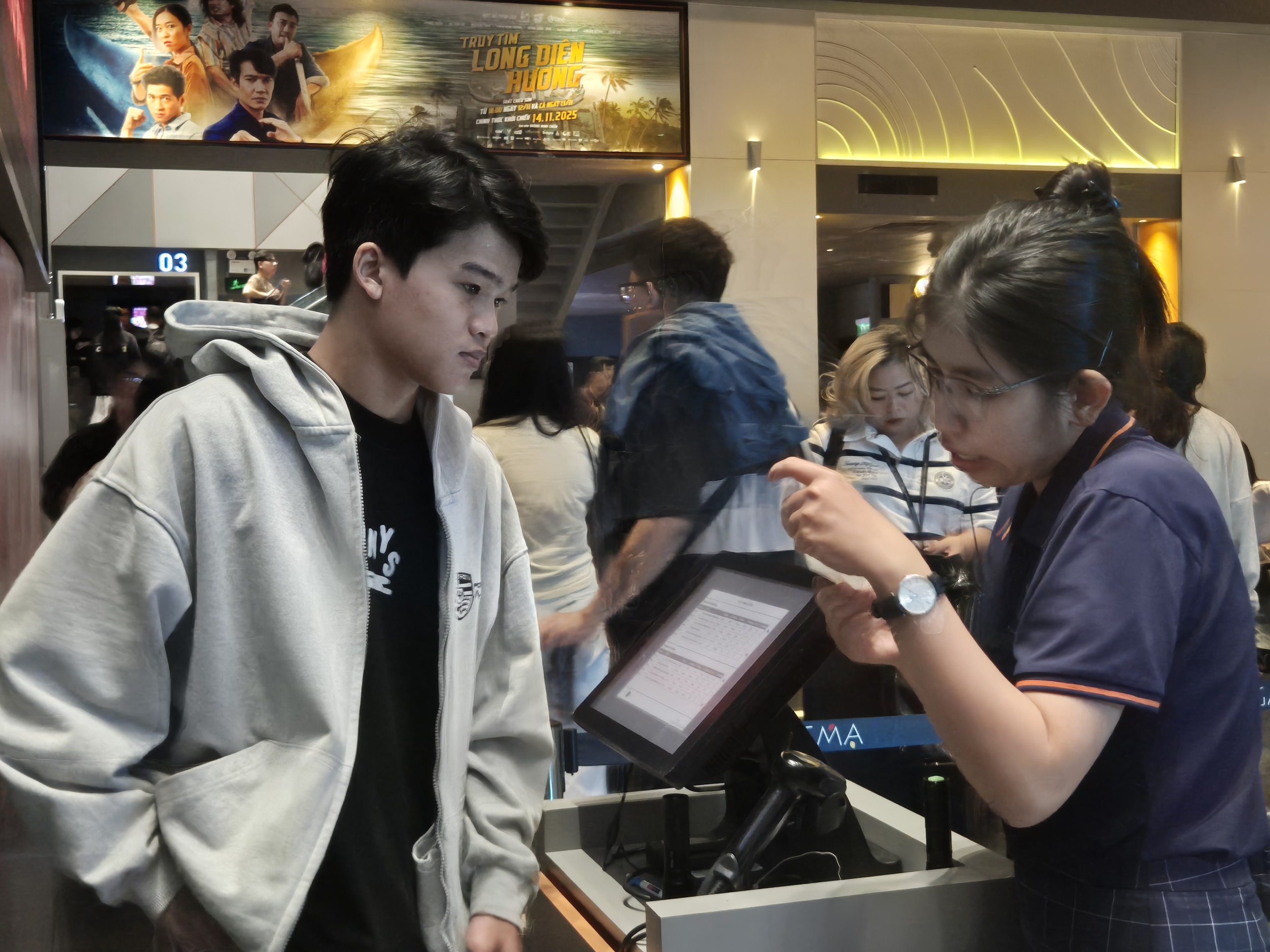 Tạ, Cường, Tú của "Mưa đỏ" khuấy đảo khán giả LHP VN lần XXIV - Ảnh 3.