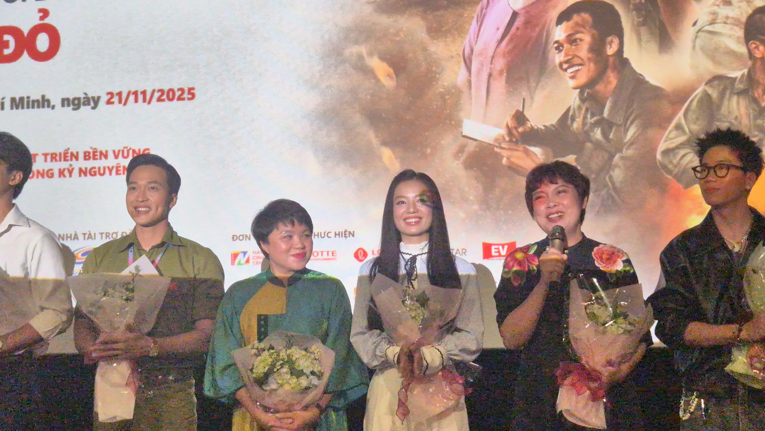 Tạ, Cường, Tú của "Mưa đỏ" khuấy đảo khán giả LHP VN lần XXIV - Ảnh 5.