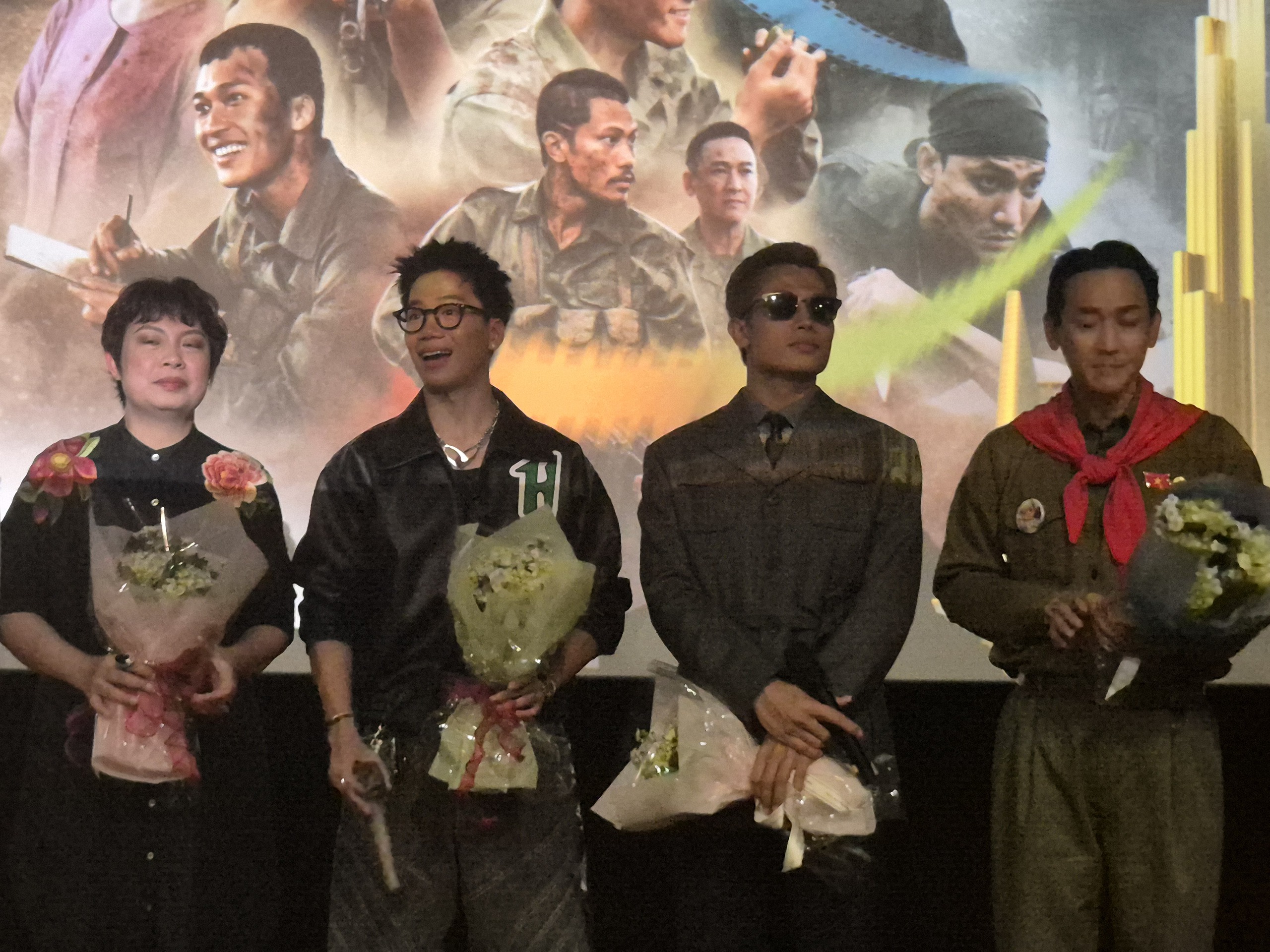 Tạ, Cường, Tú của "Mưa đỏ" khuấy đảo khán giả LHP VN lần XXIV - Ảnh 11.