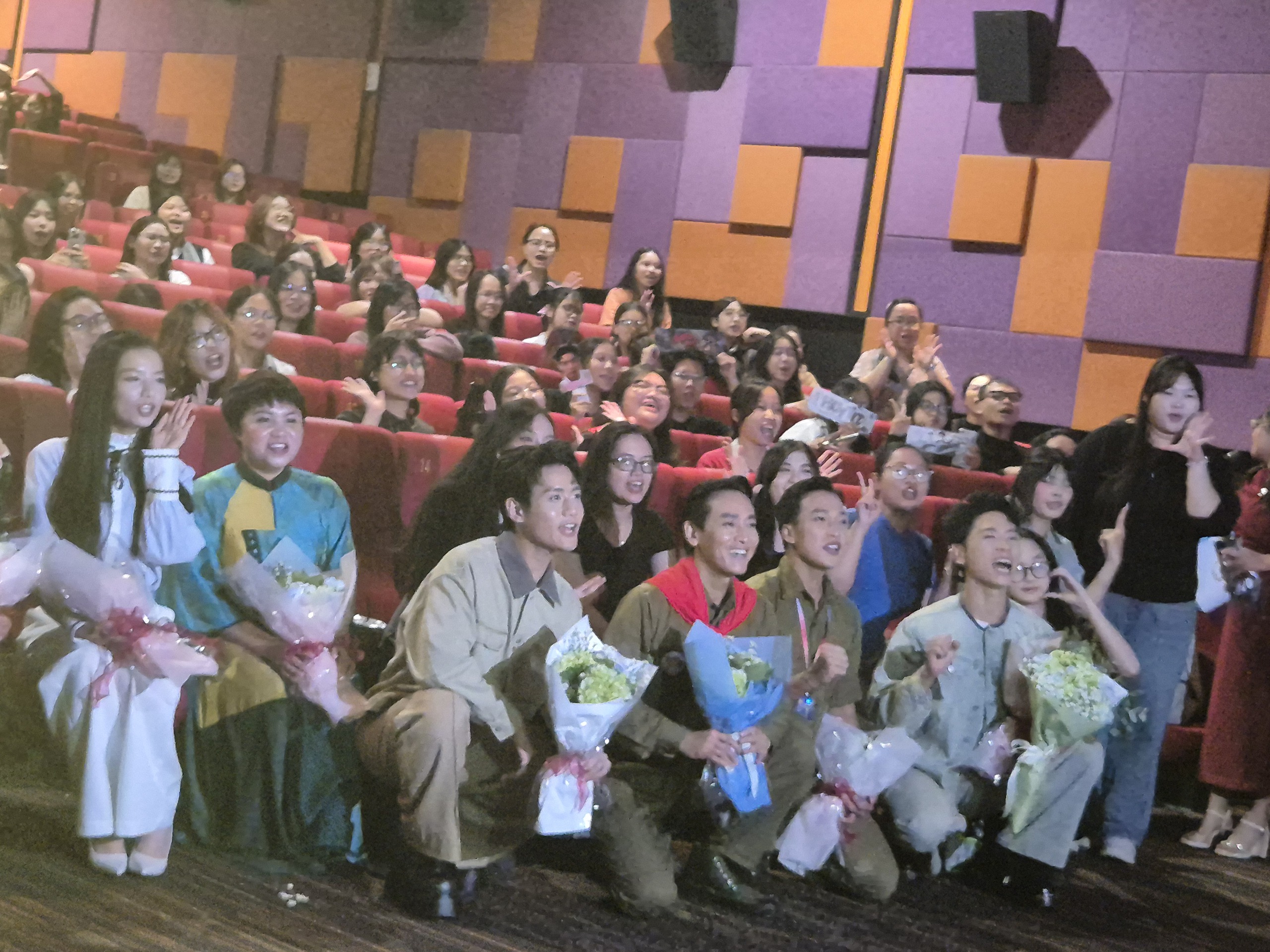 Tạ, Cường, Tú của "Mưa đỏ" khuấy đảo khán giả LHP VN lần XXIV - Ảnh 14.