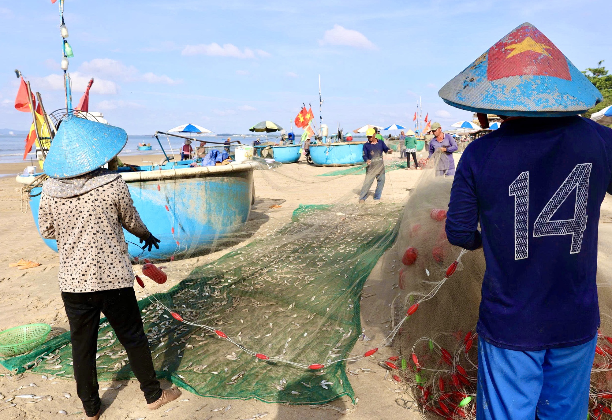 Ngư dân TP HCM trúng "lộc trời" mùa cá mai - Ảnh 8.