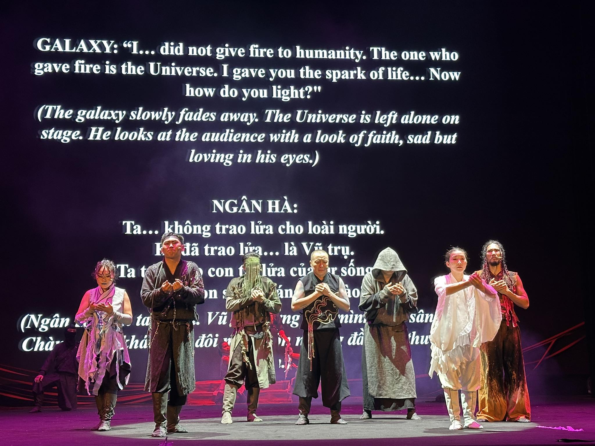 Khán giả cổ vũ nồng nhiệt vở kịch hình thể Vũ trụ" của Nhà hát Nghiên cứu sáng tạo Mông Cổ - Ảnh 5.