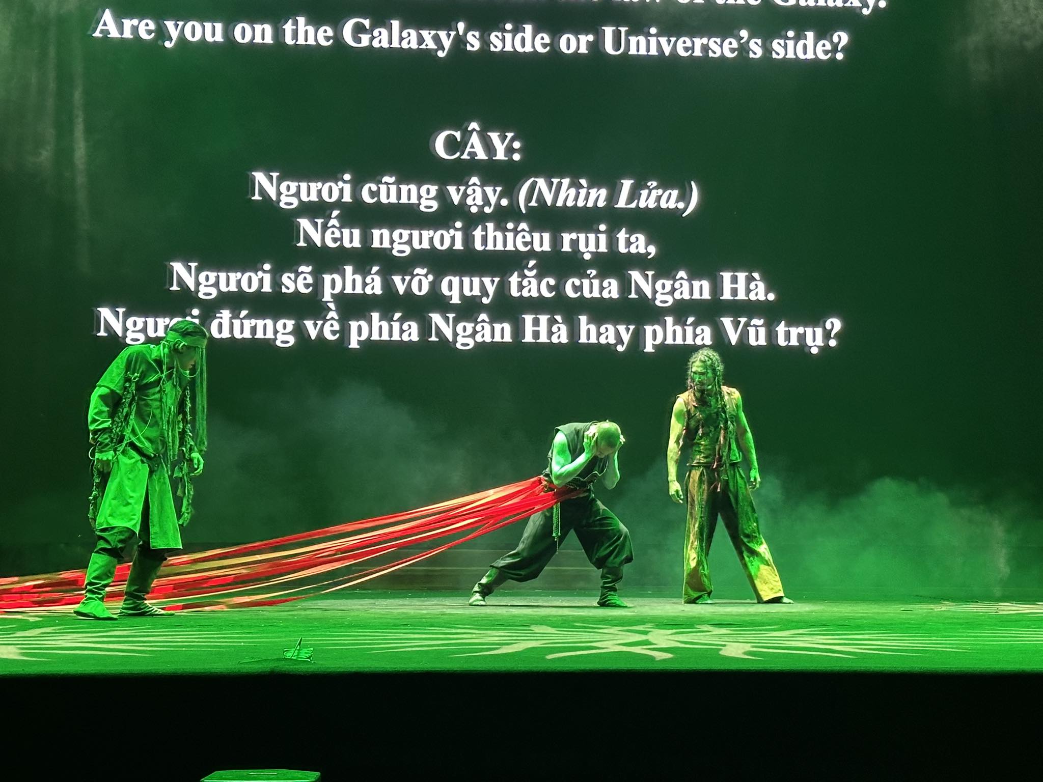 Khán giả cổ vũ nồng nhiệt vở kịch hình thể Vũ trụ" của Nhà hát Nghiên cứu sáng tạo Mông Cổ - Ảnh 3.