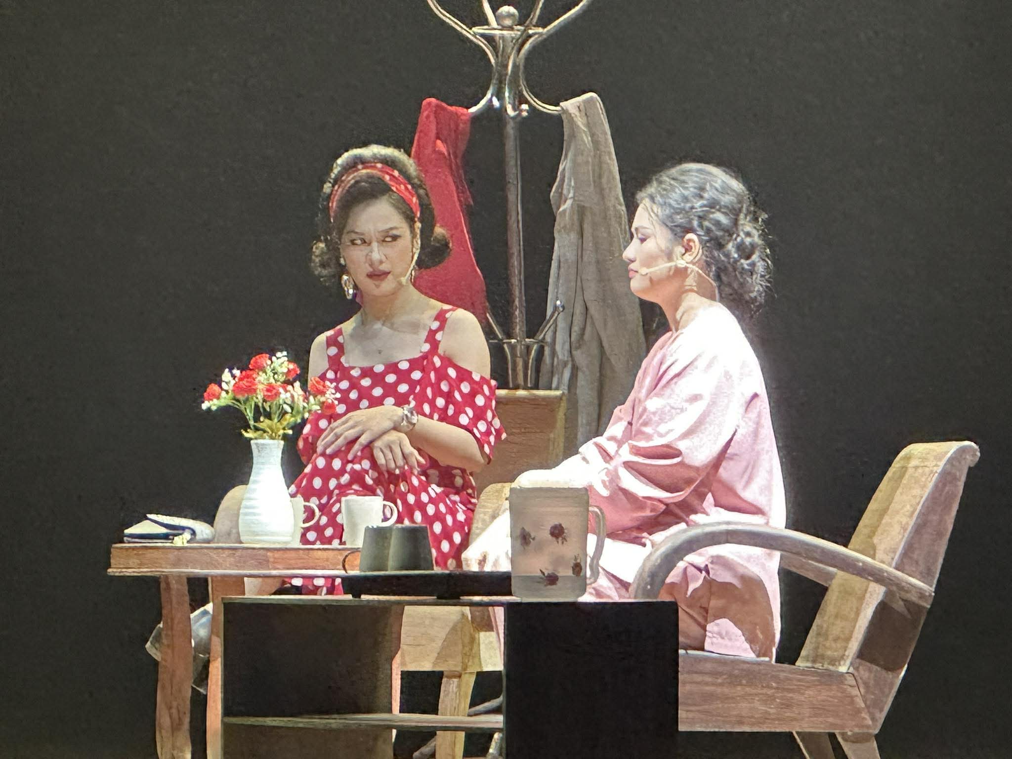 NSND Trần Lực kể chuyện "Ngày mai trời lại sáng" bằng ngôn ngữ thử nghiệm giàu cảm xúc - Ảnh 5.