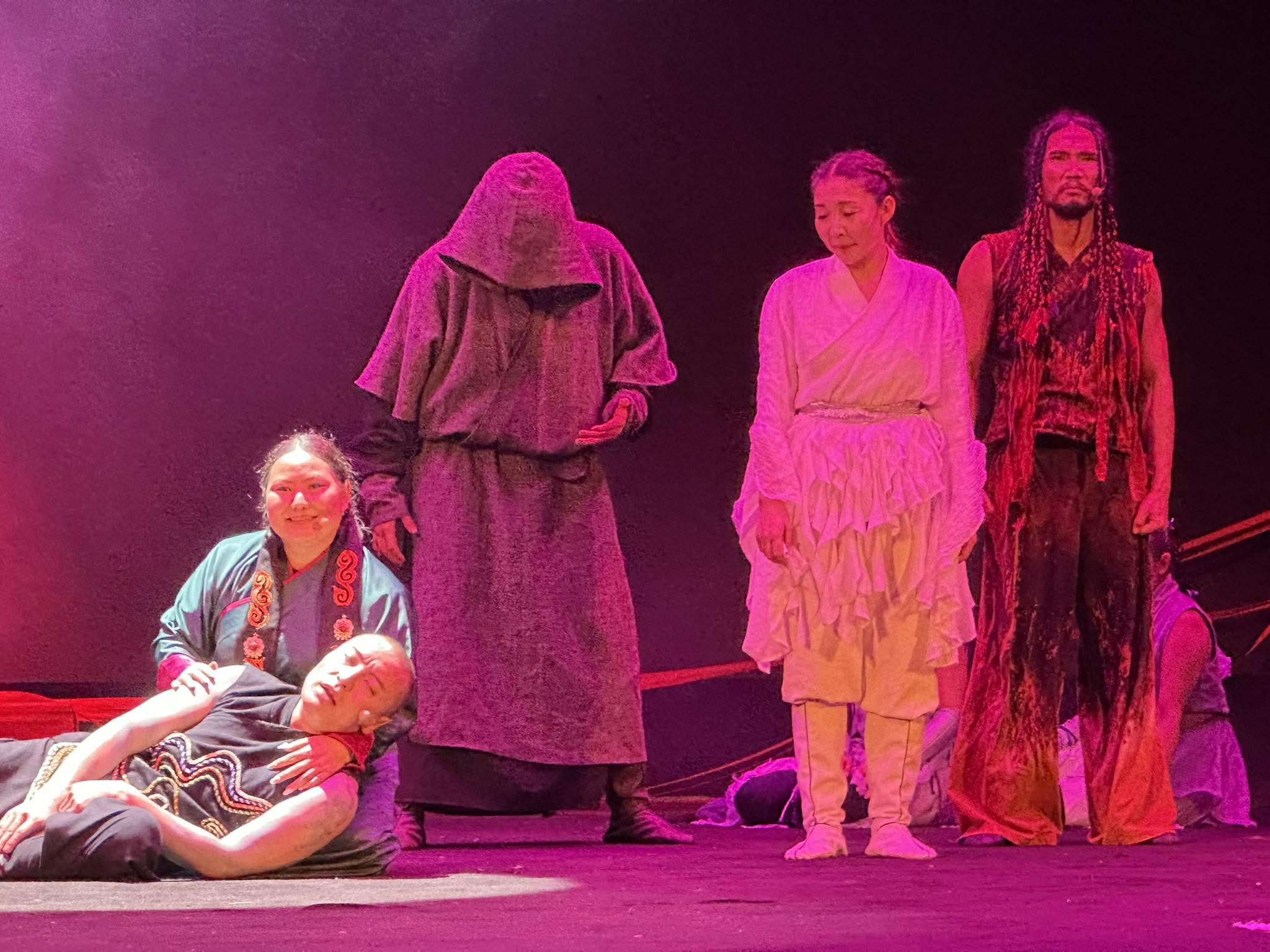 Khán giả cổ vũ nồng nhiệt vở kịch hình thể Vũ trụ" của Nhà hát Nghiên cứu sáng tạo Mông Cổ - Ảnh 4.