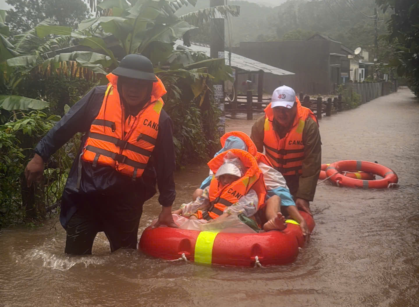 Đắk Lắk: Khẩn trương tuyên bố tình trạng khẩn cấp ở 34 xã, phường để ứng phó với mưa lũ - Ảnh 3.