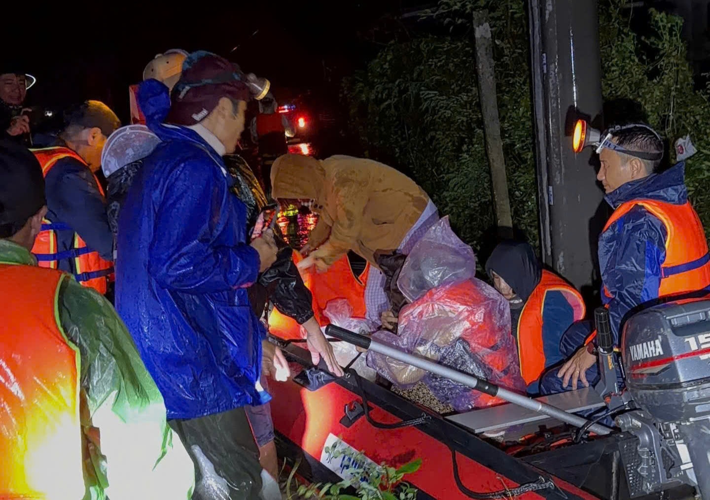 Đắk Lắk: Khẩn trương tuyên bố tình trạng khẩn cấp ở 34 xã, phường để ứng phó với mưa lũ - Ảnh 2.