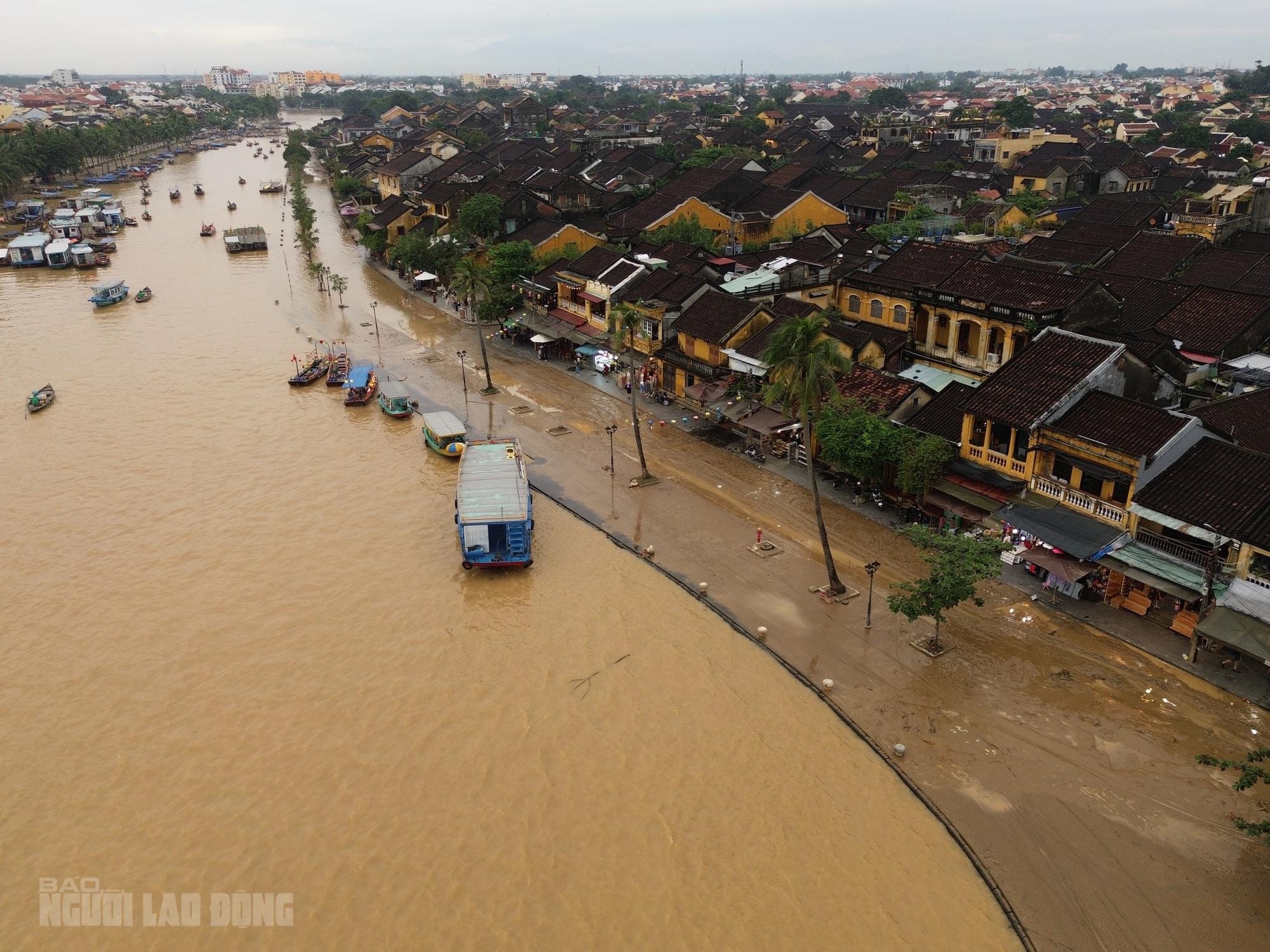 Hội An dọn dẹp sau lũ khẩn trương phục hồi sinh hoạt và vệ sinh đô thị - Ảnh 1.