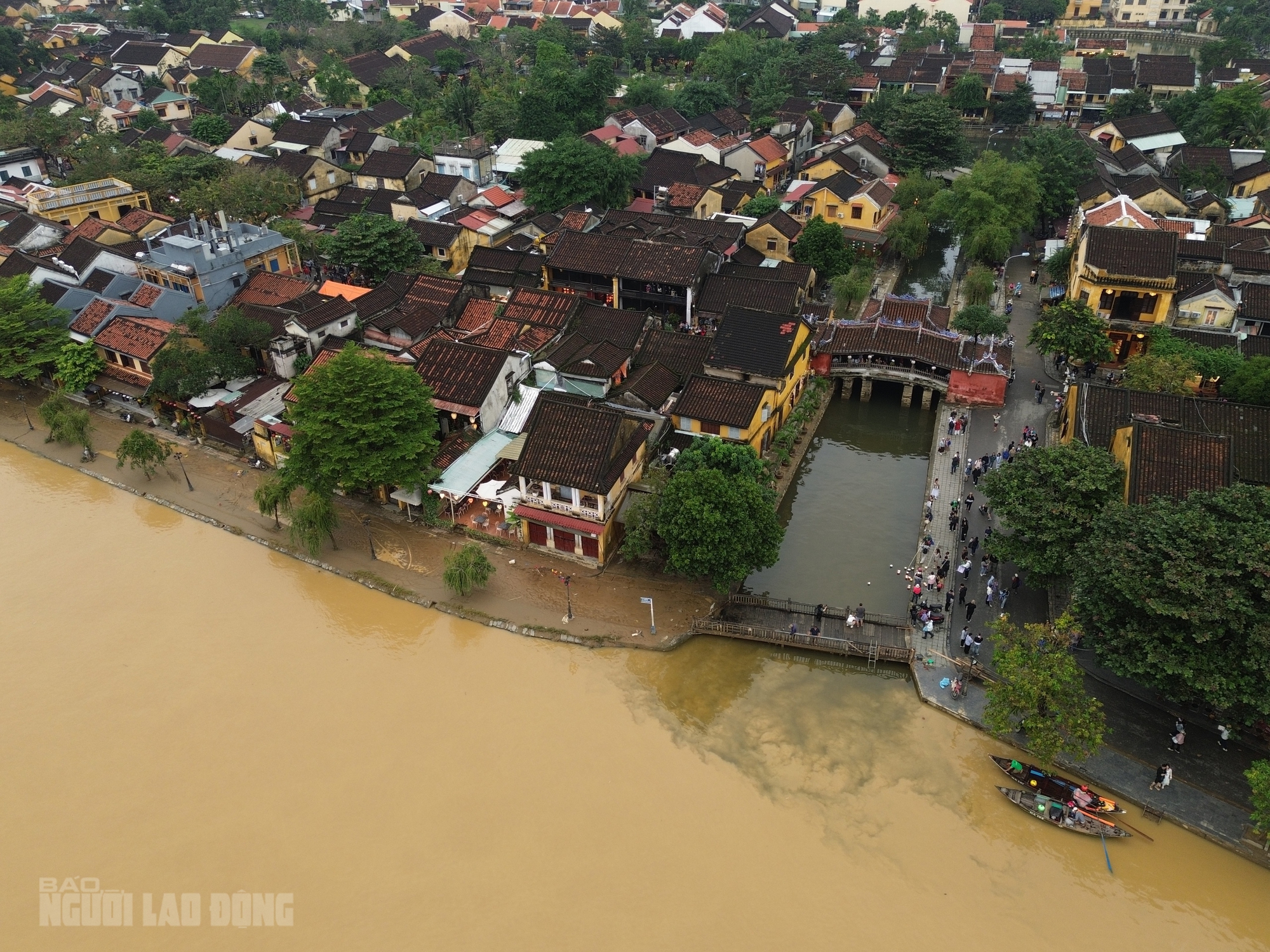 Hội An dọn dẹp sau lũ khẩn trương phục hồi sinh hoạt và vệ sinh đô thị - Ảnh 2.