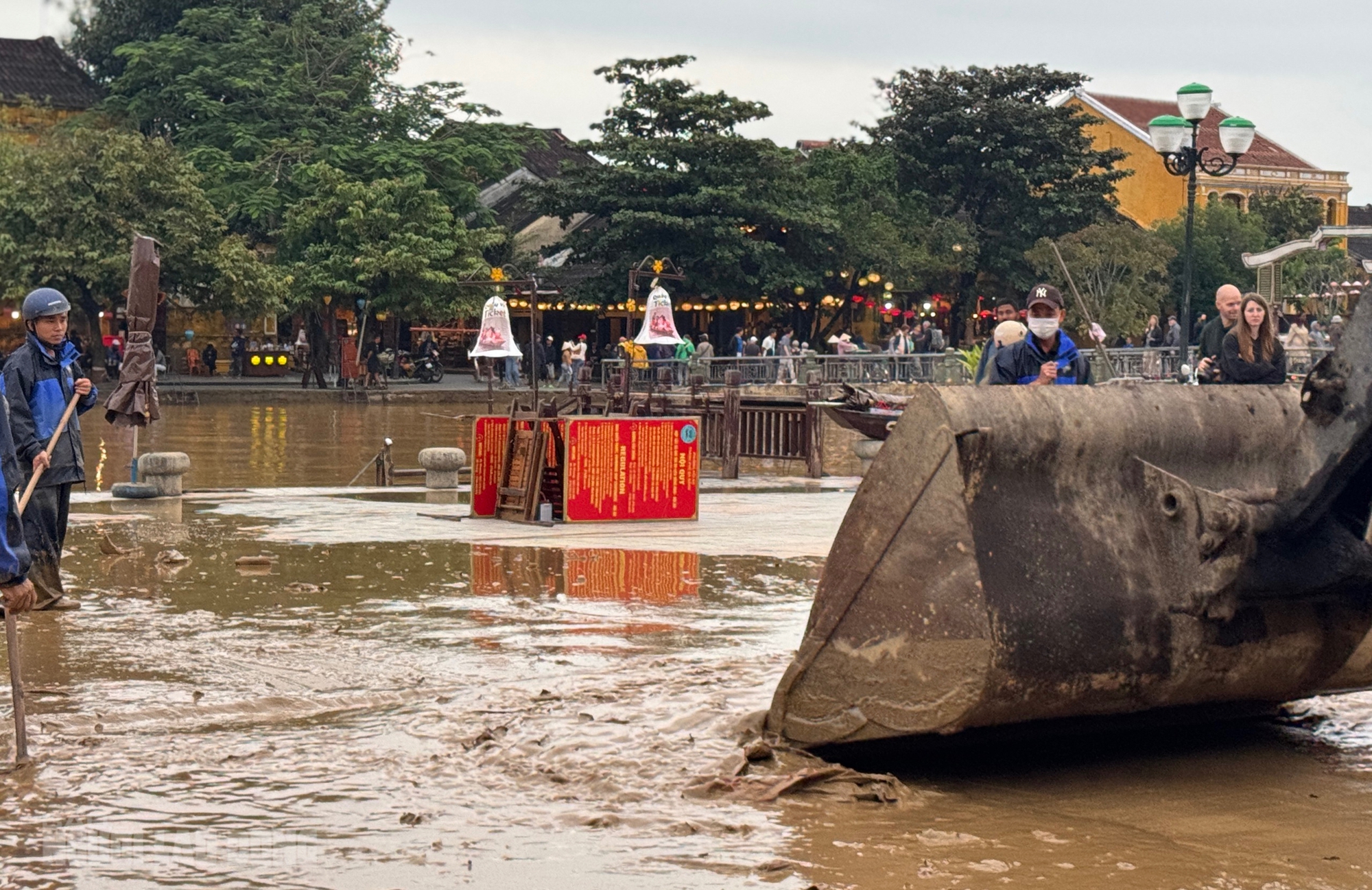 Hội An dọn dẹp sau lũ khẩn trương phục hồi sinh hoạt và vệ sinh đô thị - Ảnh 8.