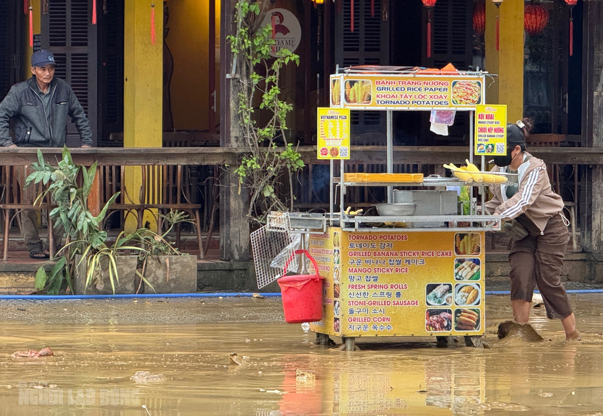 Hội An dọn dẹp sau lũ khẩn trương phục hồi sinh hoạt và vệ sinh đô thị - Ảnh 11.