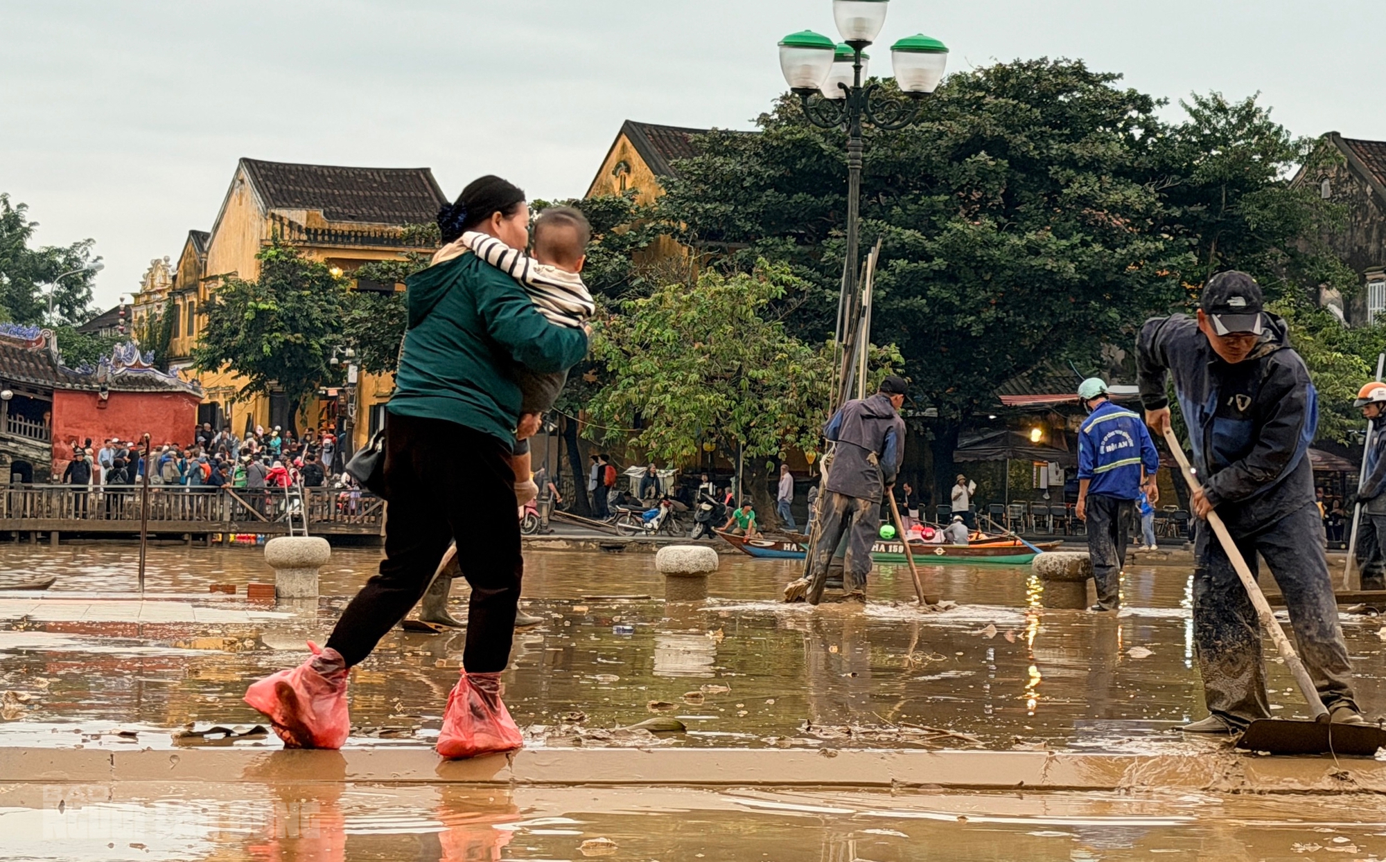 Hội An dọn dẹp sau lũ khẩn trương phục hồi sinh hoạt và vệ sinh đô thị - Ảnh 13.