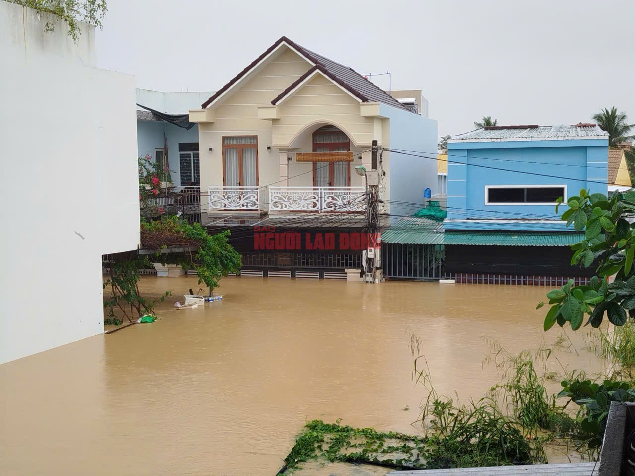 Từ tâm lũ Nha Trang: Tan hoang, phá mái nhà thoát thân - Ảnh 2.