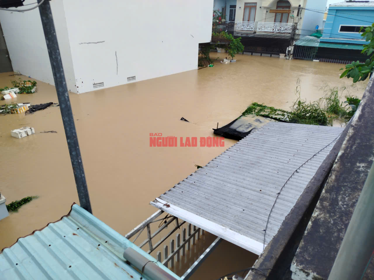 Từ tâm lũ Nha Trang: Tan hoang, phá mái nhà thoát thân - Ảnh 4.