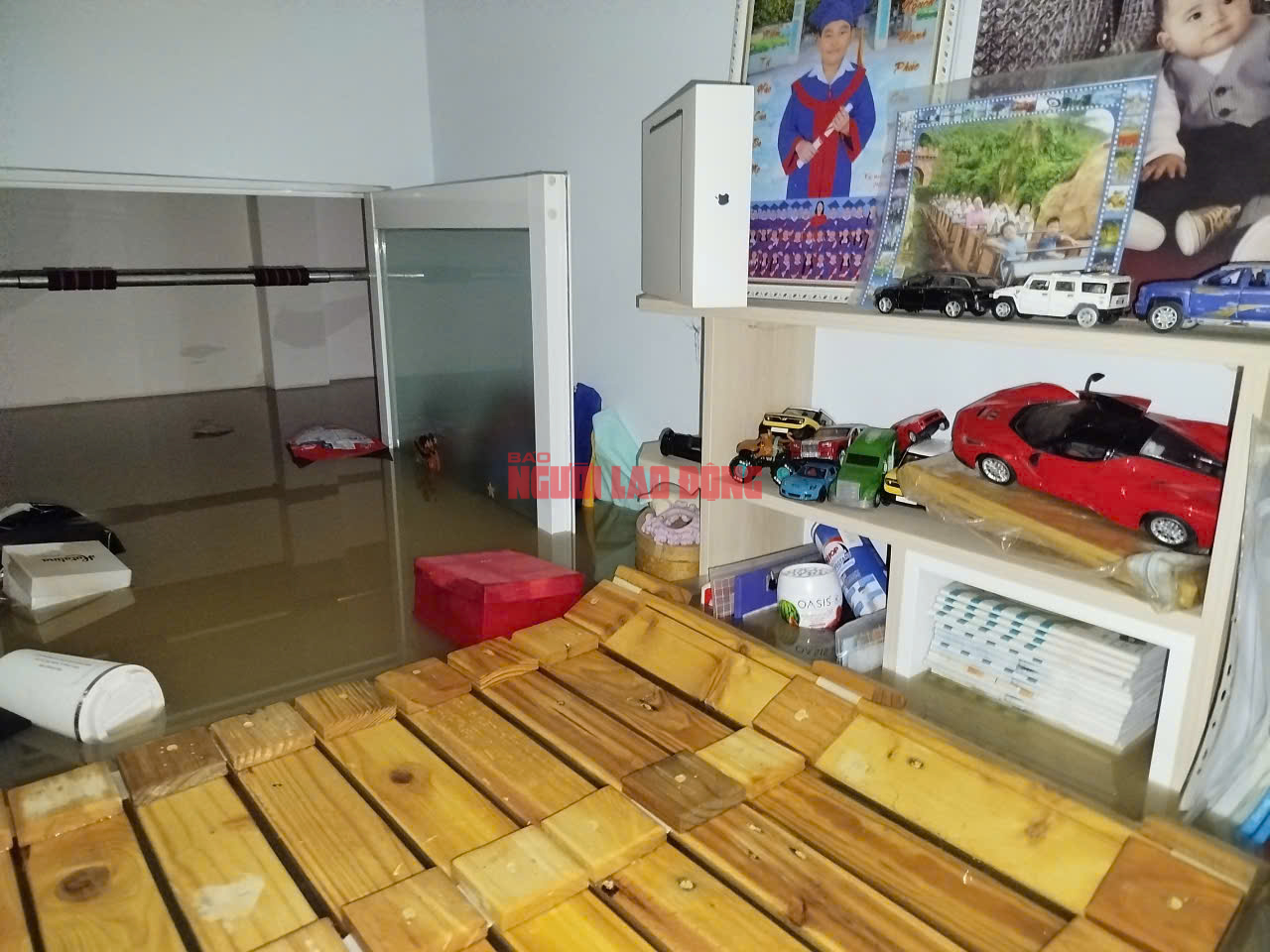 Từ tâm lũ Nha Trang: Tan hoang, phá mái nhà thoát thân - Ảnh 5.