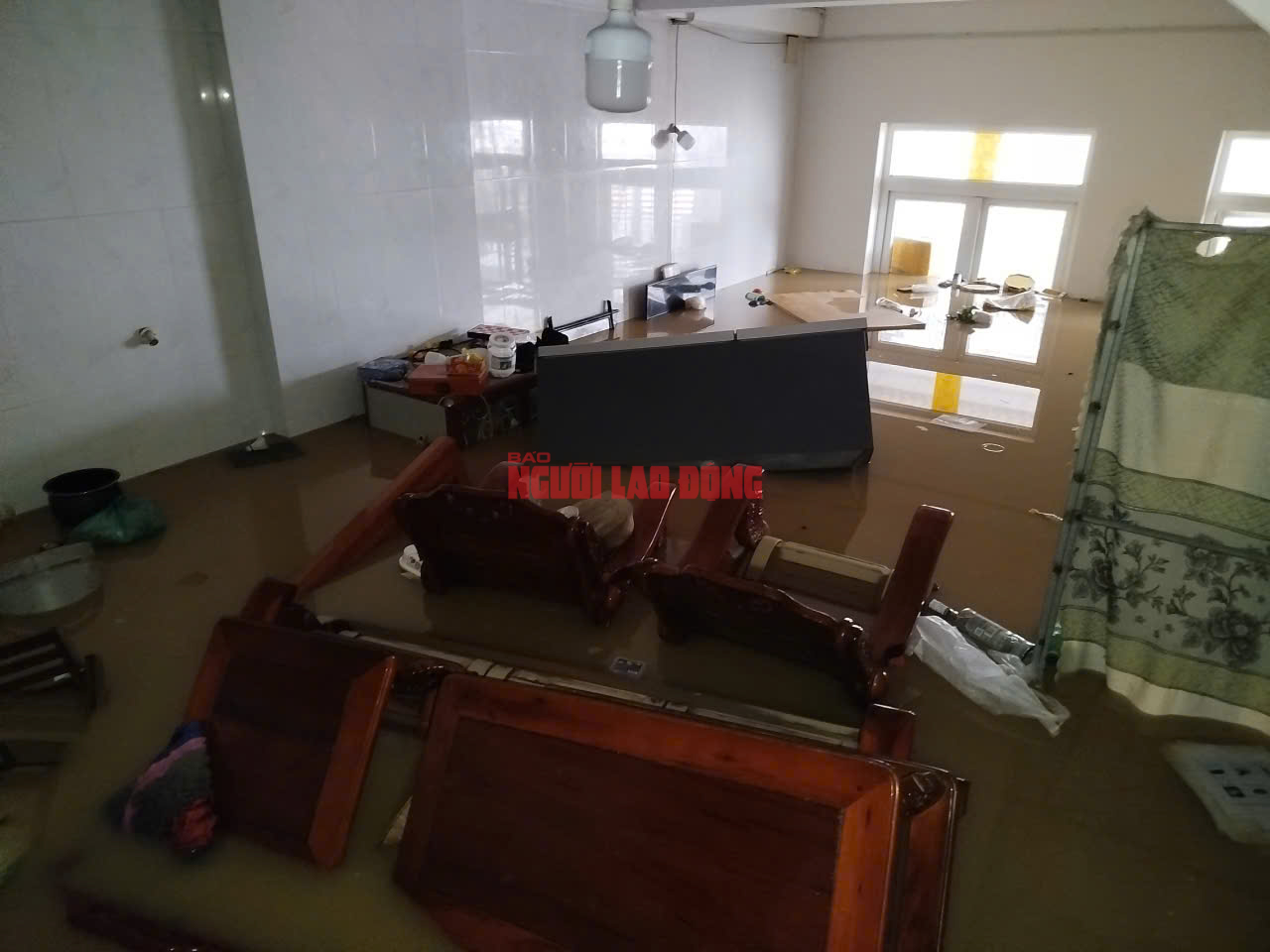 Từ tâm lũ Nha Trang: Tan hoang, phá mái nhà thoát thân - Ảnh 6.