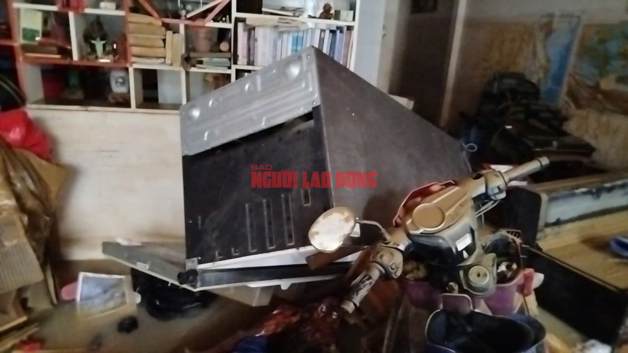 Từ tâm lũ Nha Trang: Tan hoang, phá mái nhà thoát thân - Ảnh 8.