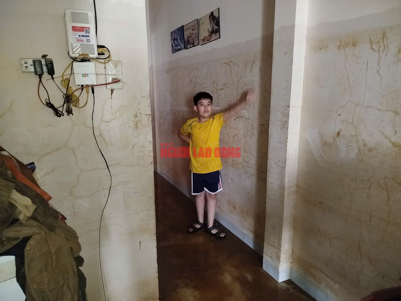 Từ tâm lũ Nha Trang: Tan hoang, phá mái nhà thoát thân - Ảnh 9.