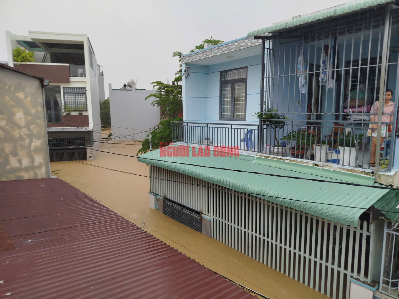 Từ tâm lũ Nha Trang: Tan hoang, phá mái nhà thoát thân - Ảnh 1.