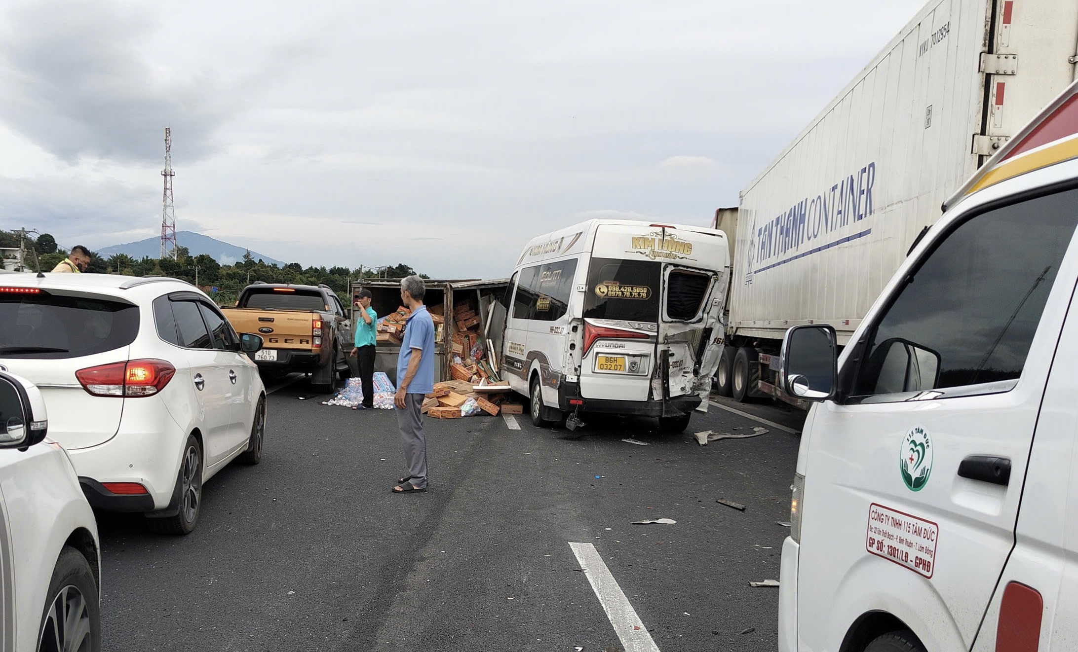 Xe chở hàng cứu trợ gặp nạn trên cao tốc Phan Thiết - Dầu Giây - Ảnh 3.