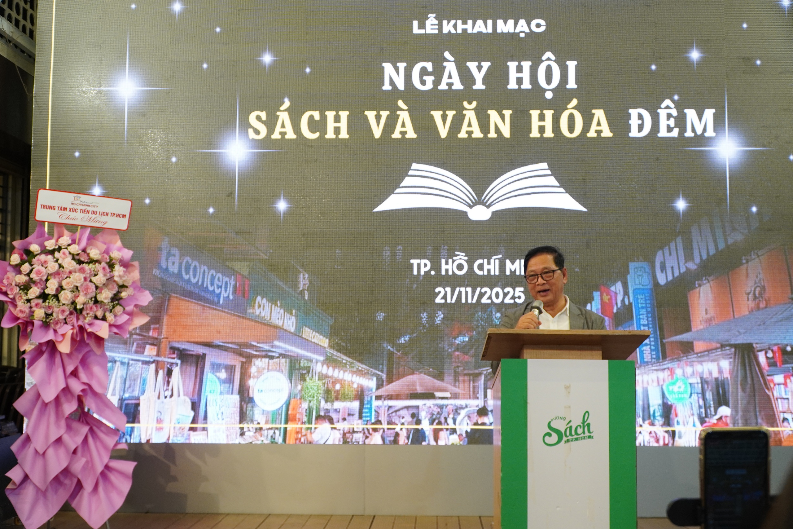 Đường sách TP HCM khai mạc "Ngày hội sách và văn hóa đêm" - Ảnh 1.