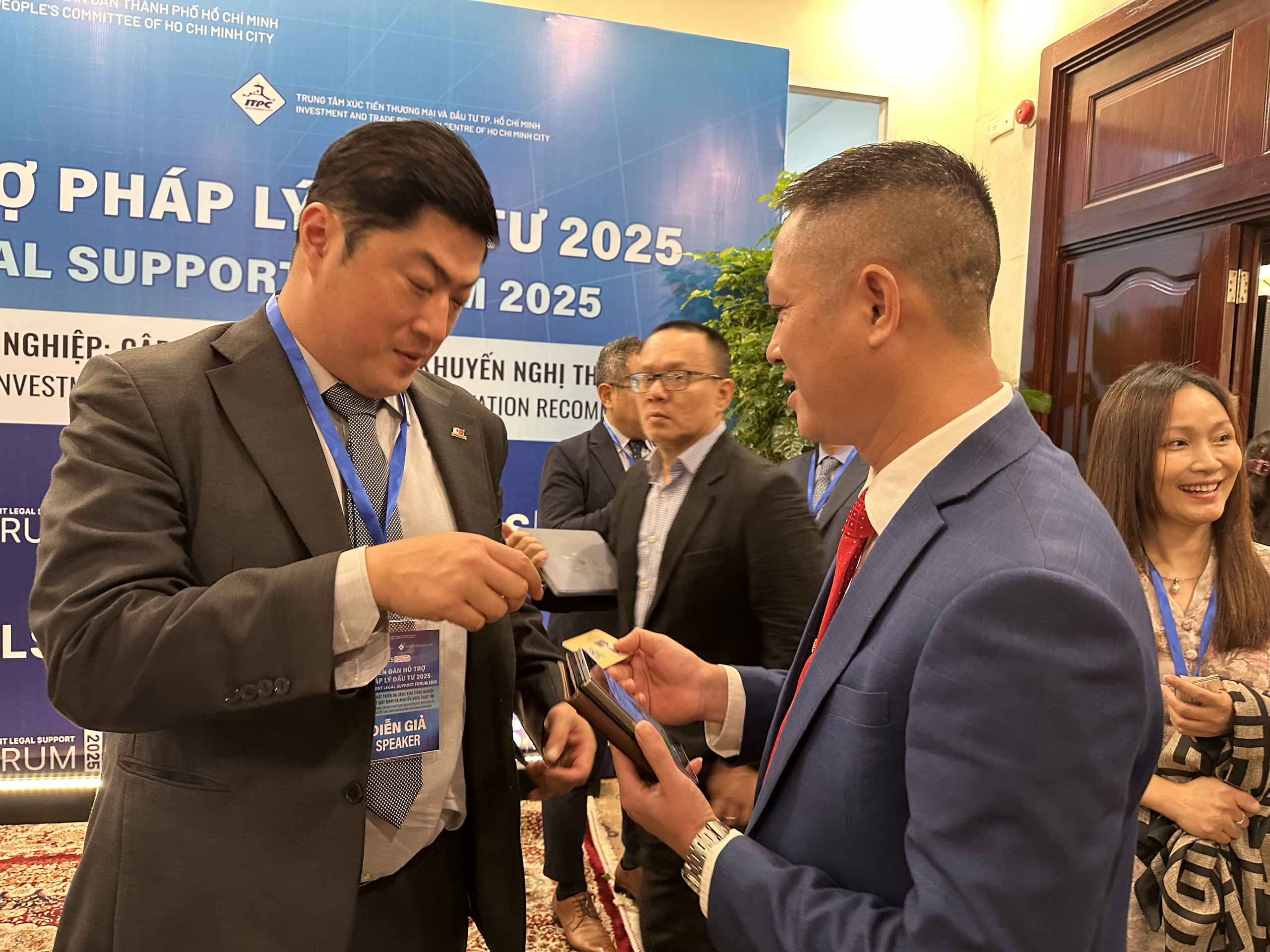  (NLĐO)- "Rừng" thủ tục pháp lý là những rào cản trong đầu tư hạ tầng kỹ thuật và bài toán nan giải về hạ tầng xã hội cho Khu công nghiệp phát triển. - Ảnh 1.