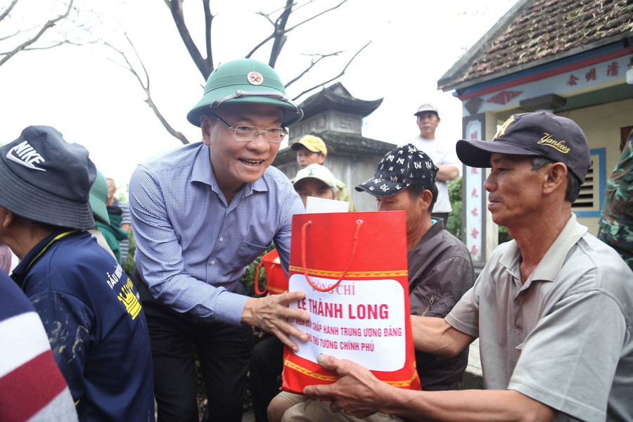Phó Thủ tướng Lê Thành Long: Giúp dân khắc phục hậu quả mưa lũ là nhiệm vụ cấp bách - Ảnh 3.