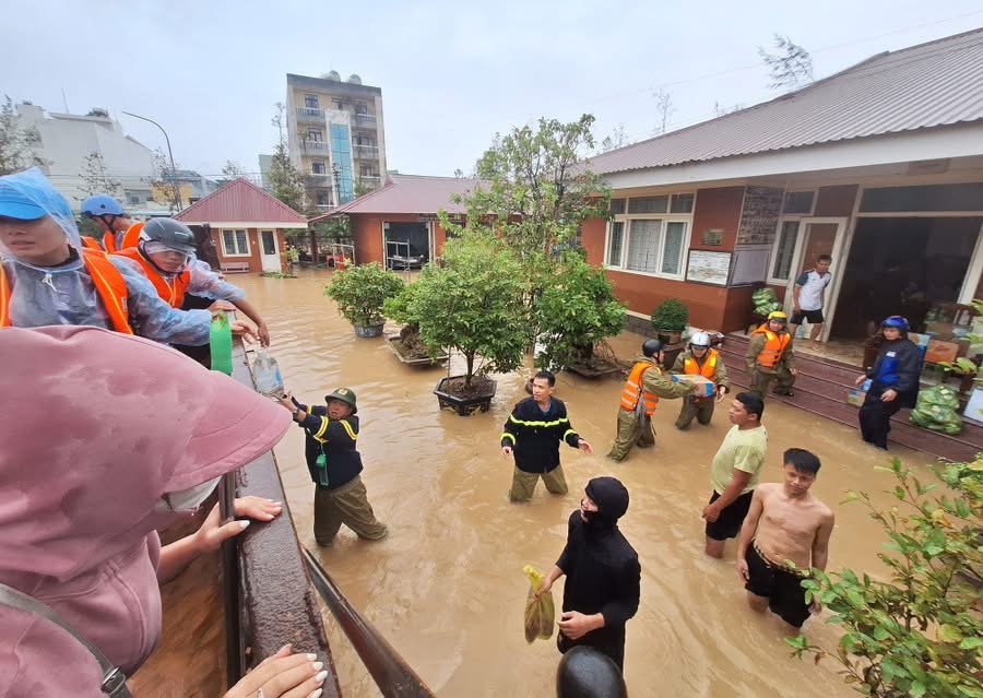 Mưa lũ diễn biến phức tạp, Gia Lai yêu cầu hoãn họp chưa cần thiết để cứu dân - Ảnh 1.