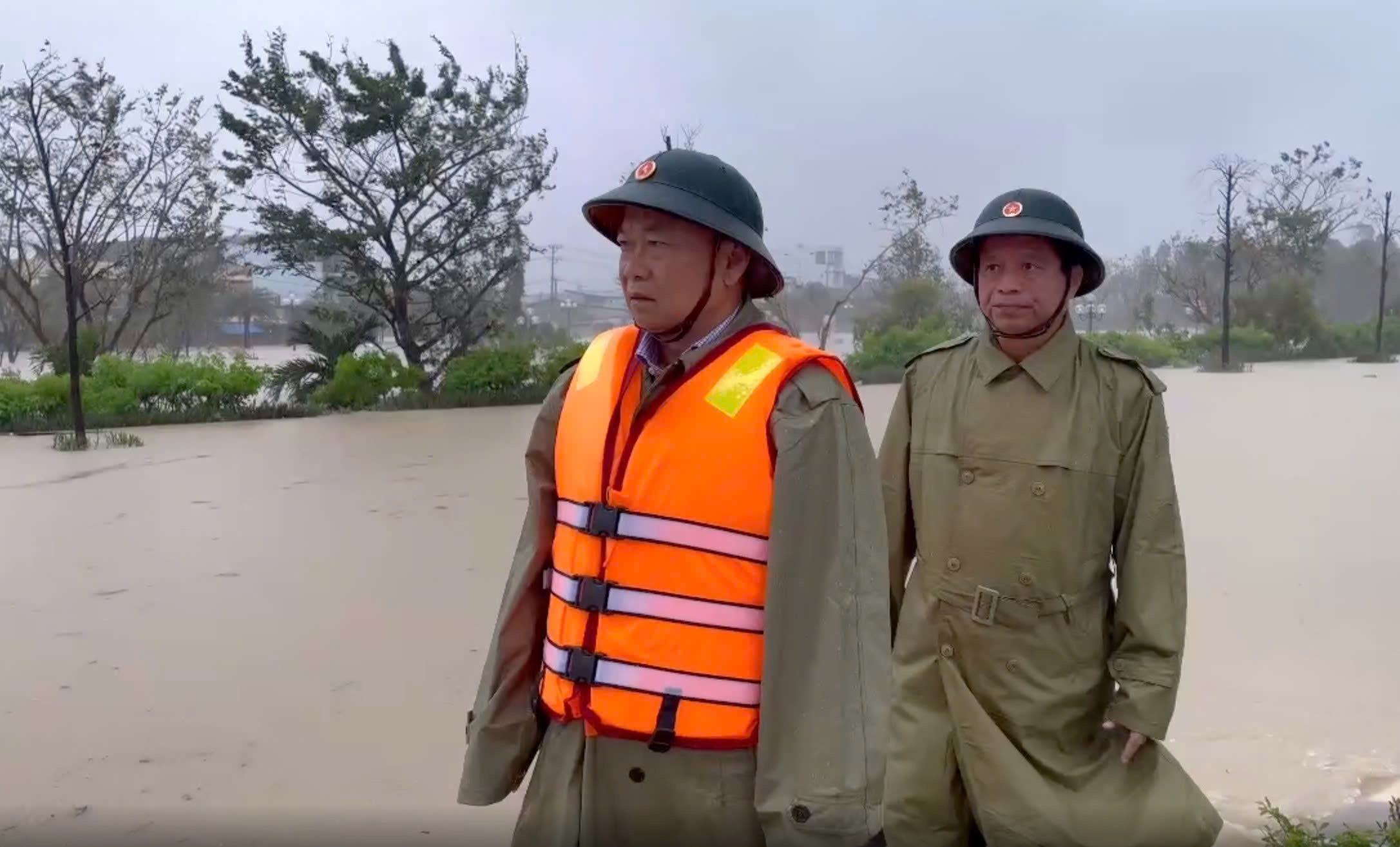 Mưa lũ Gia Lai diễn biến phức tạp , Tỉnh yêu cầu hoãn họp cứu dân khẩn cấp - Ảnh 1.