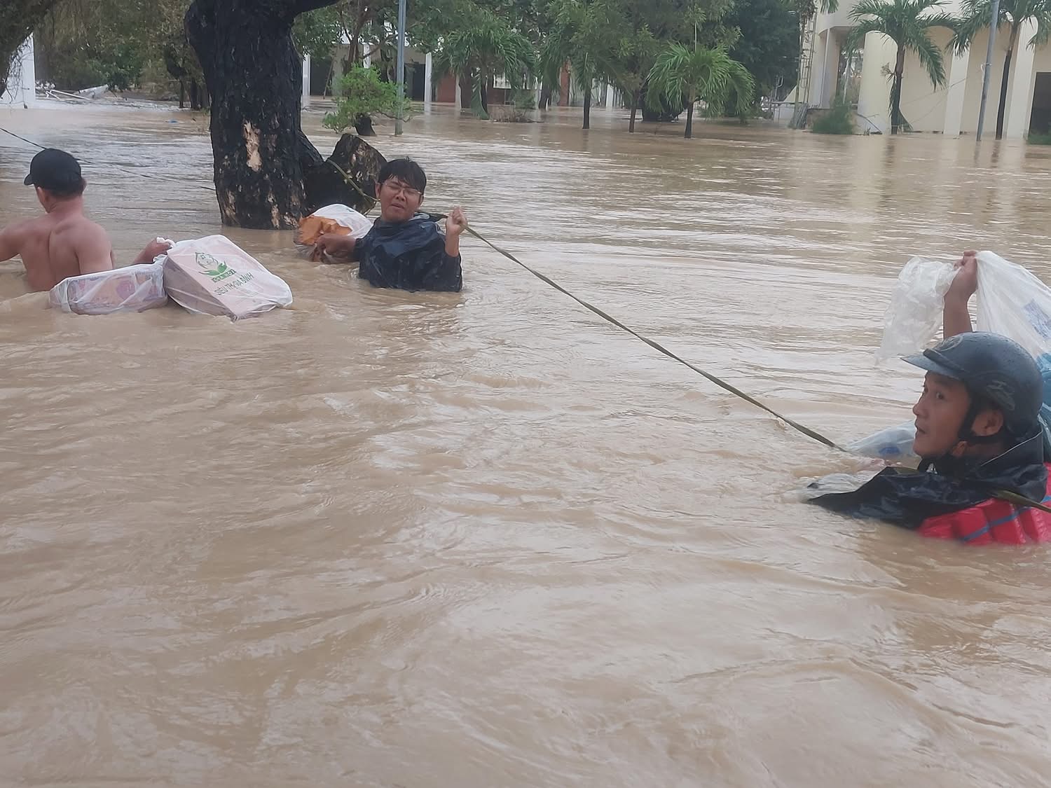 Lũ ở các sông miền Trung diễn biến thế nào khi trời vẫn mưa vừa, mưa to?  - Ảnh 1.