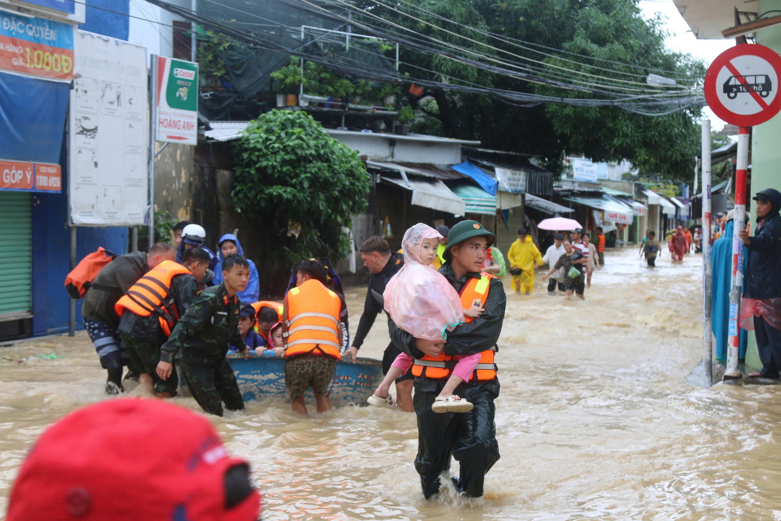 Di dời khẩn cấp người dân Tây Nha Trang trong lũ lụt khánh hòa - Ảnh 2.