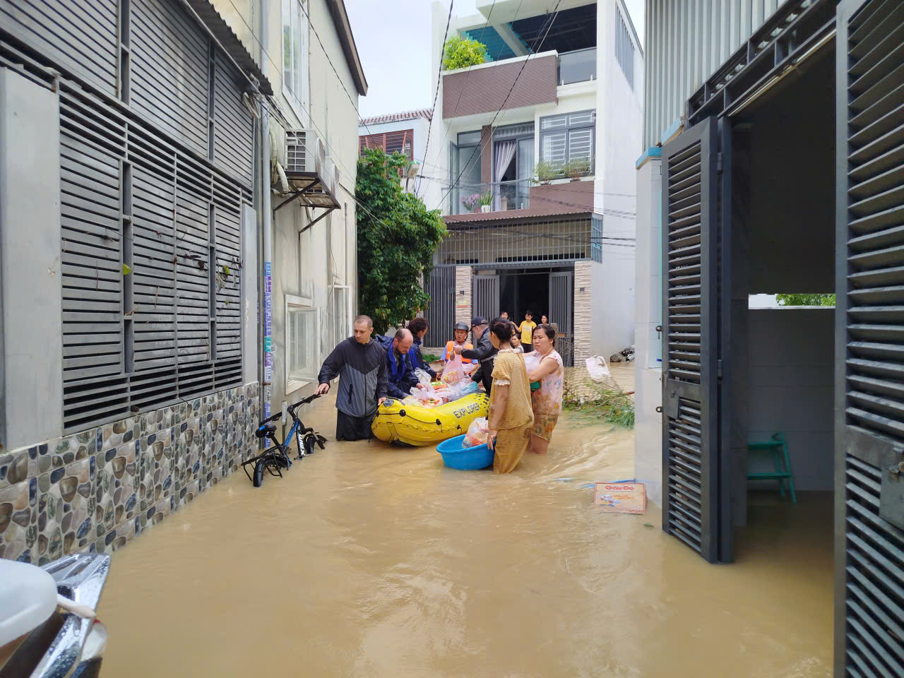 Di dời khẩn cấp người dân Tây Nha Trang trong lũ lụt khánh hòa - Ảnh 1.