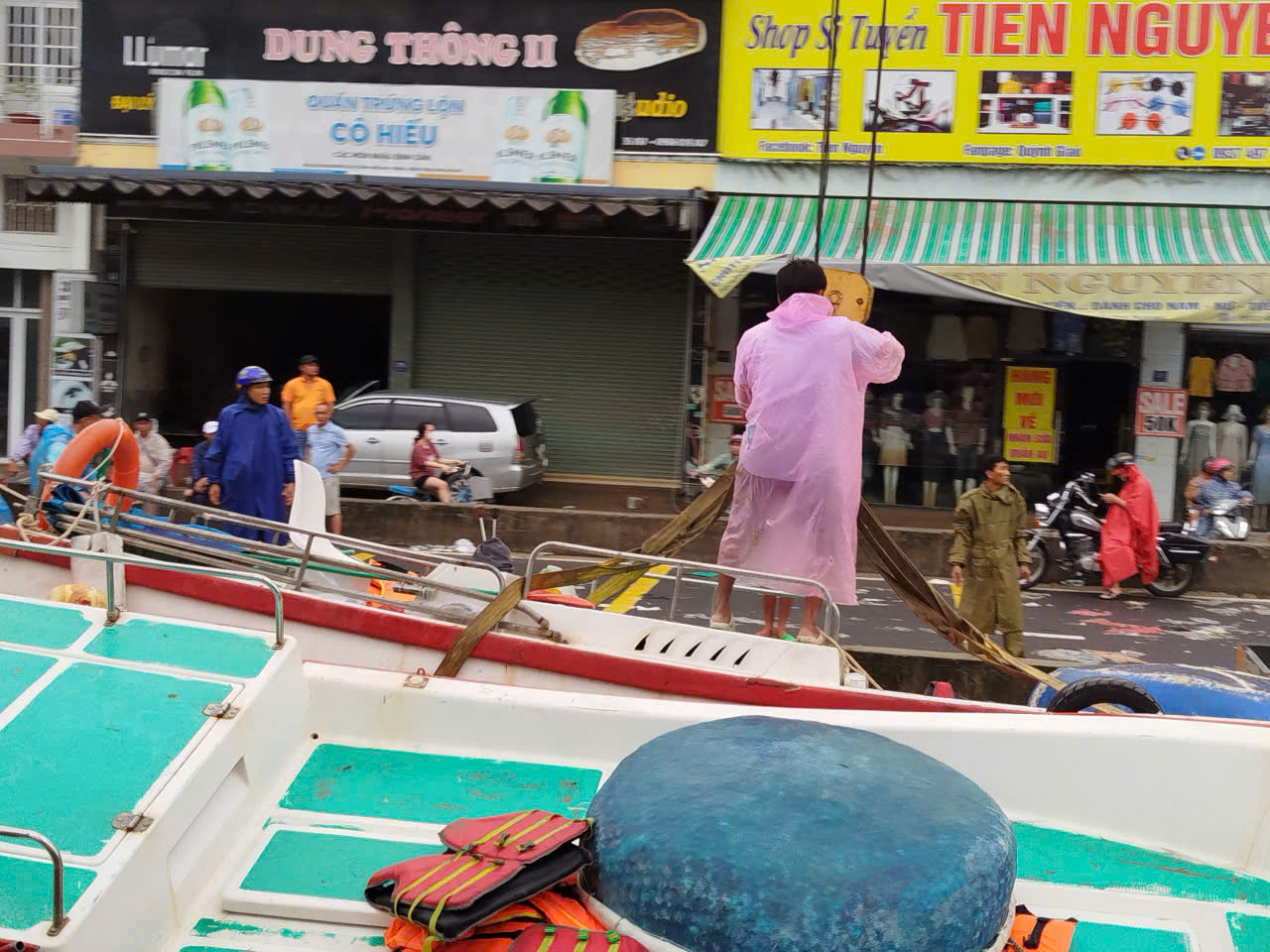 Di dời khẩn cấp người dân Tây Nha Trang trong lũ lụt khánh hòa - Ảnh 3.