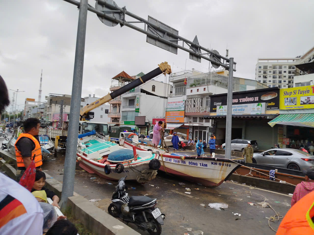 Di dời khẩn cấp người dân Tây Nha Trang trong lũ lụt khánh hòa - Ảnh 4.