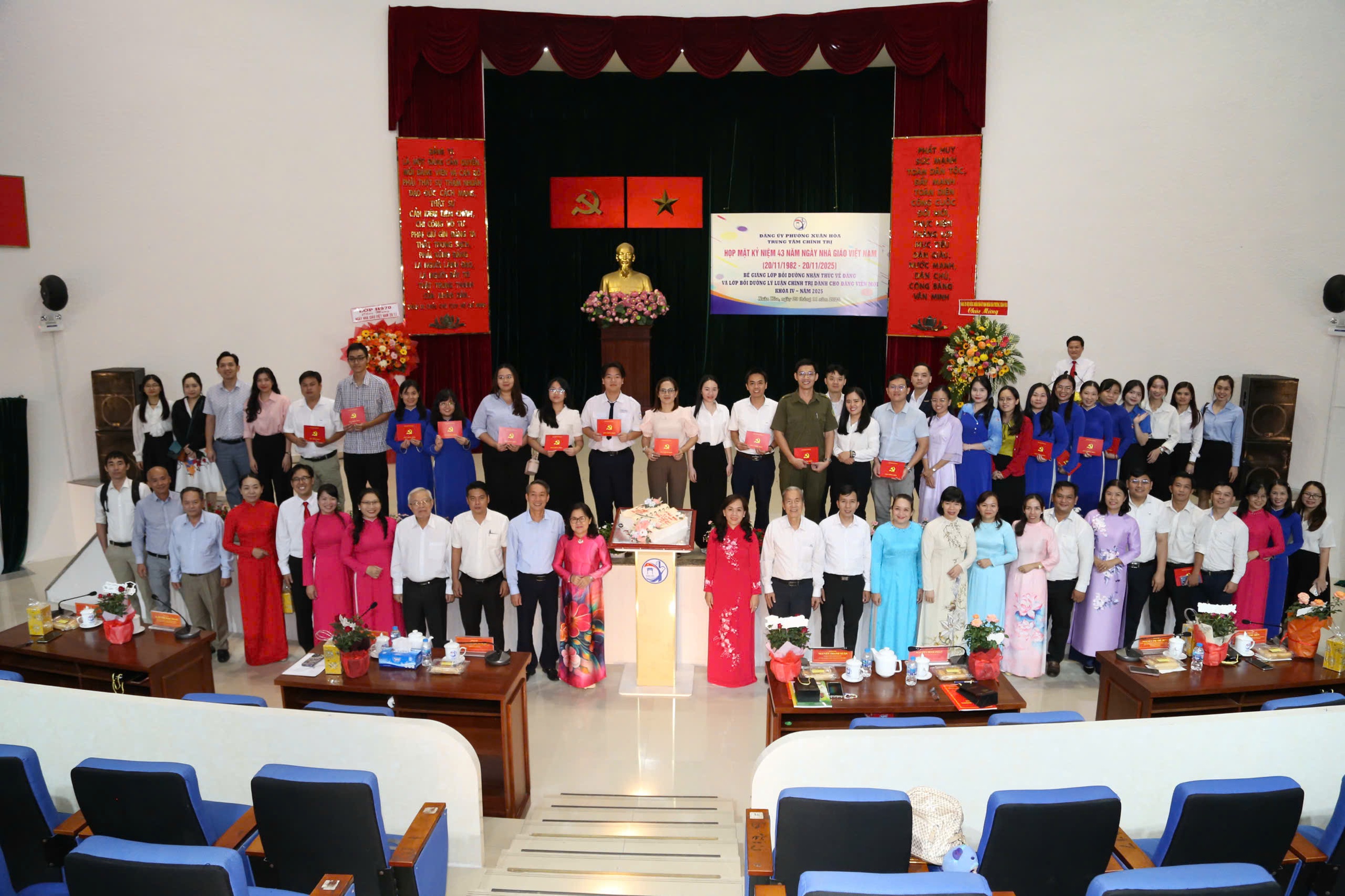 Trung tâm chính trị phường Xuân Hòa kỷ niệm 43 năm Ngày Nhà giáo Việt Nam - Ảnh 4.