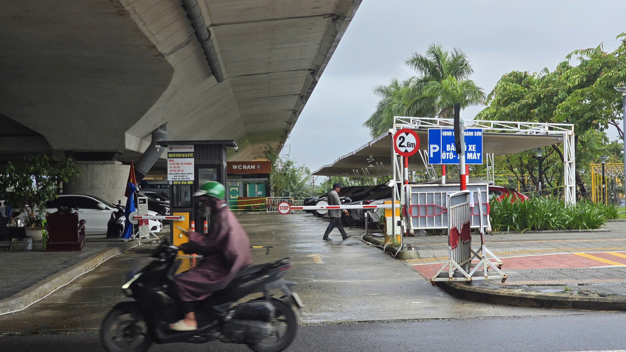 Bãi đỗ xe gầm cầu Trần Thị Lý tiếp tục bị “tuýt còi” sau tối hậu thư bất thành - Ảnh 2.