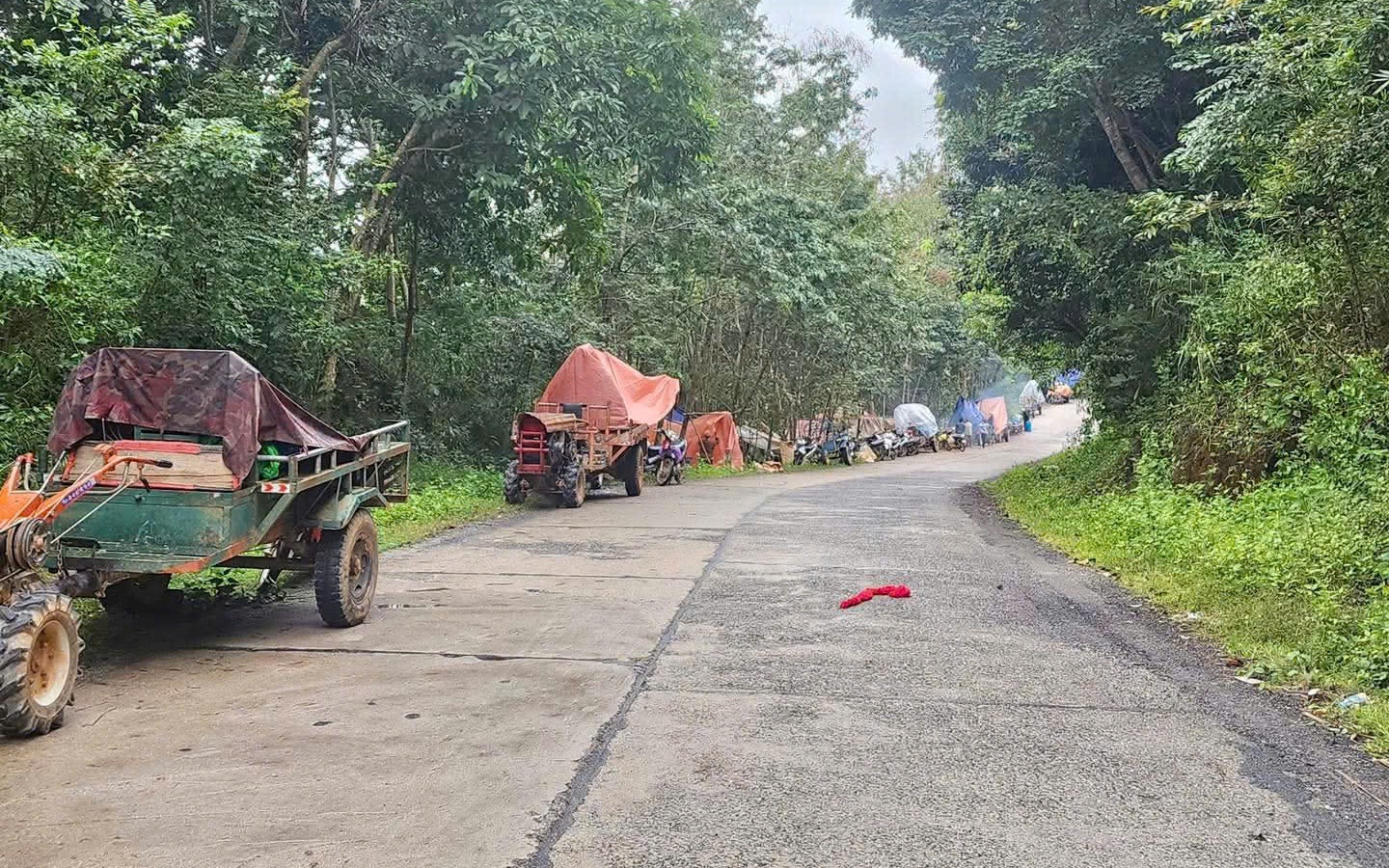 Tung tin thất thiệt trong cơn lũ, một thanh niên bị phạt 7,5 triệu đồng - Ảnh 2.