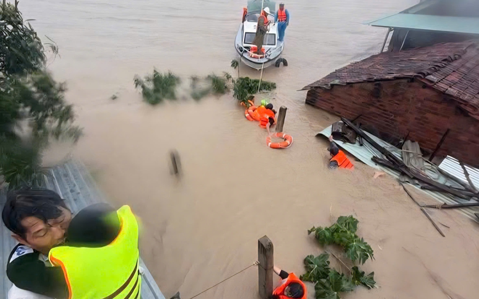 Dùng máy bay không người lái cứu người bị lật thuyền ở Đắk Lắk - Ảnh 2.