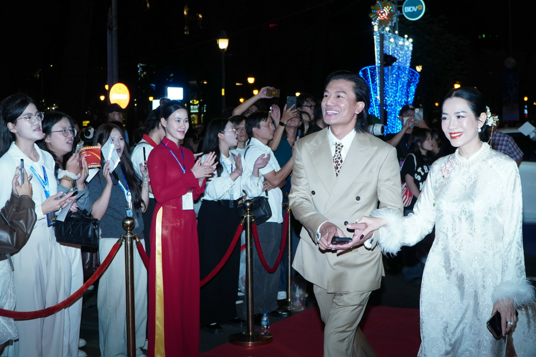 Vợ chồng Thu Trang – Tiến Luật, Lý Hải – Minh Hà đẹp đôi thảm đỏ - Ảnh 3.