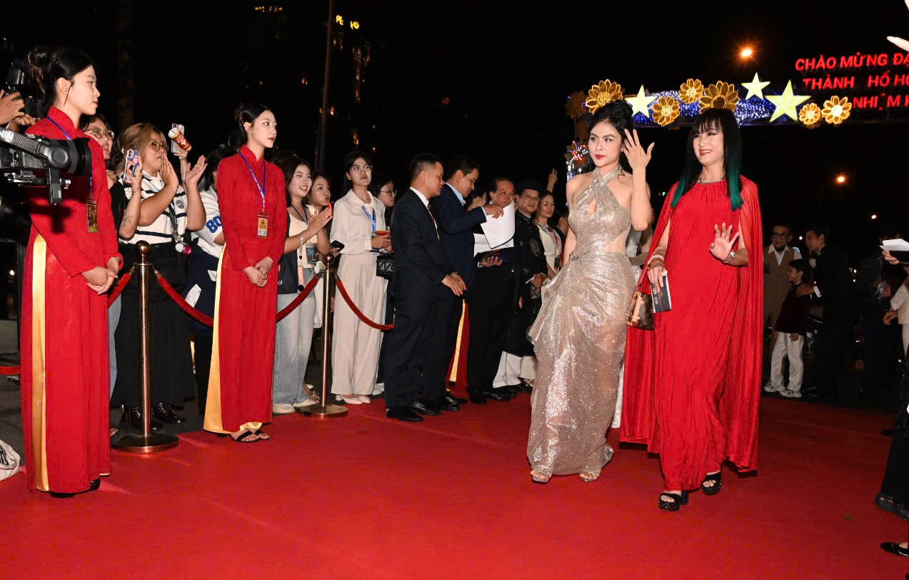 Vợ chồng Thu Trang – Tiến Luật, Lý Hải – Minh Hà đẹp đôi thảm đỏ - Ảnh 11.