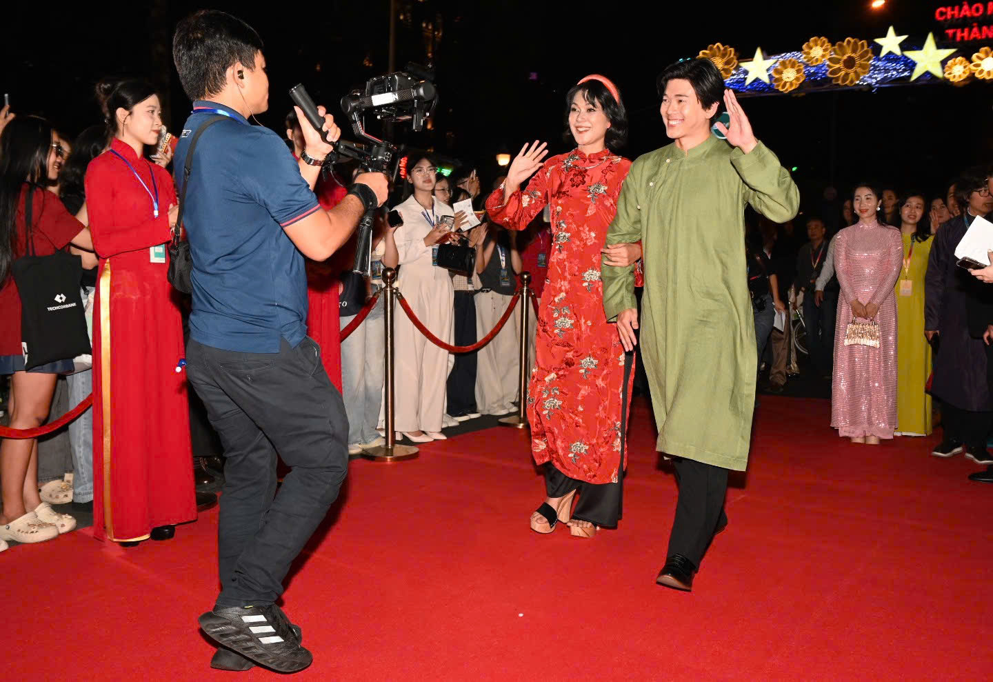 Vợ chồng Thu Trang – Tiến Luật, Lý Hải – Minh Hà đẹp đôi thảm đỏ - Ảnh 12.
