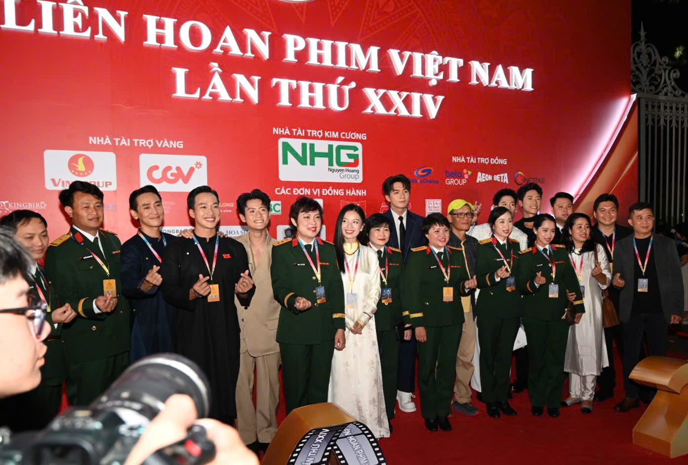 Vợ chồng Thu Trang – Tiến Luật, Lý Hải – Minh Hà đẹp đôi thảm đỏ - Ảnh 9.