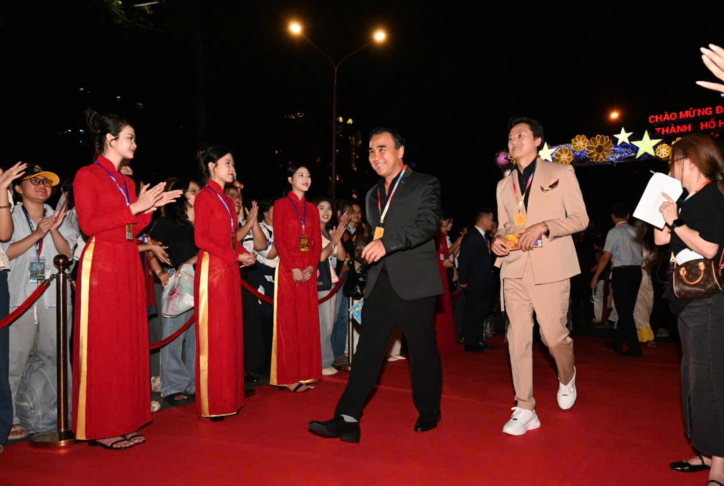 Vợ chồng Thu Trang – Tiến Luật, Lý Hải – Minh Hà đẹp đôi thảm đỏ - Ảnh 13.